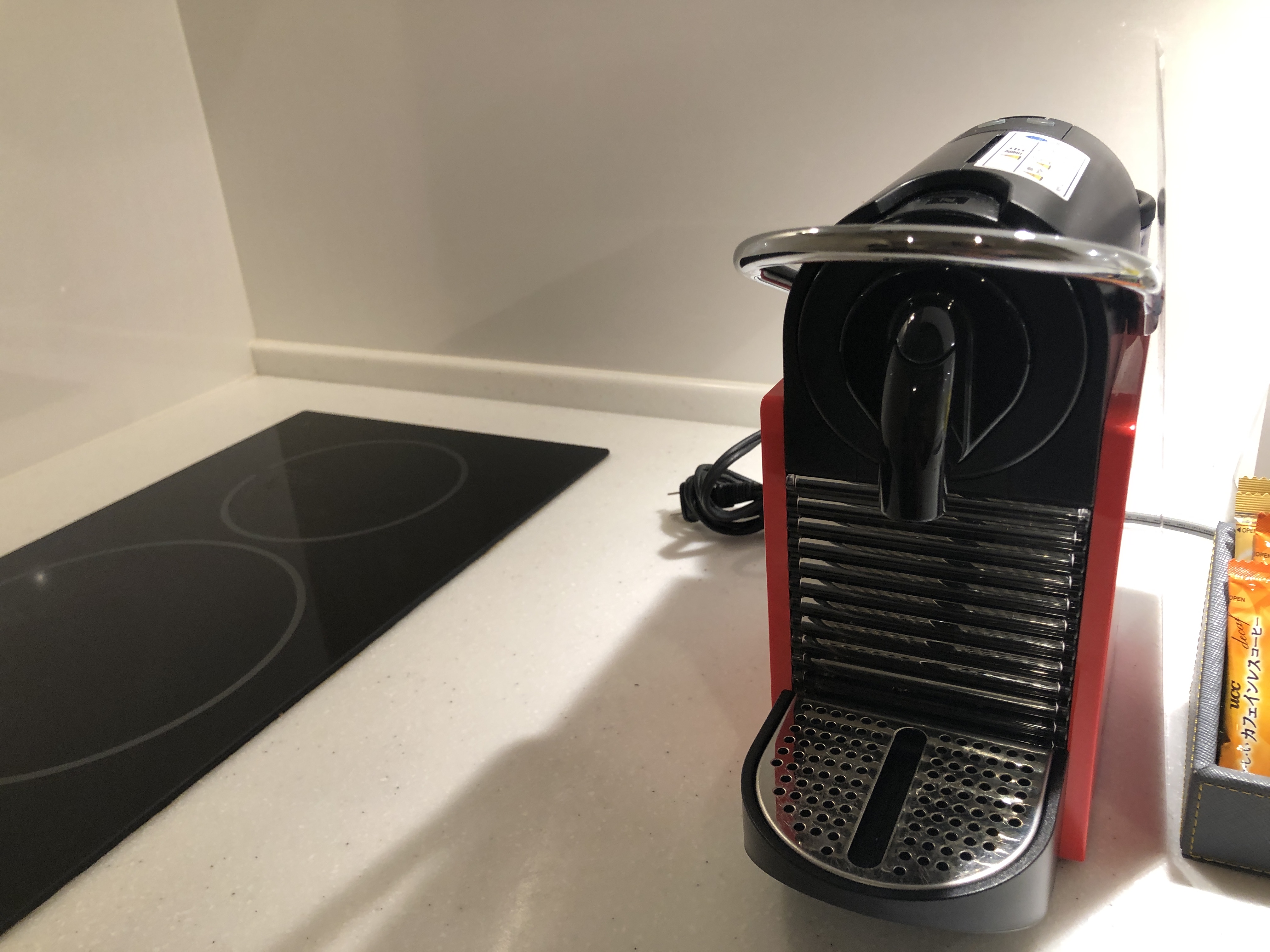 机の上に置かれた電子レンジ