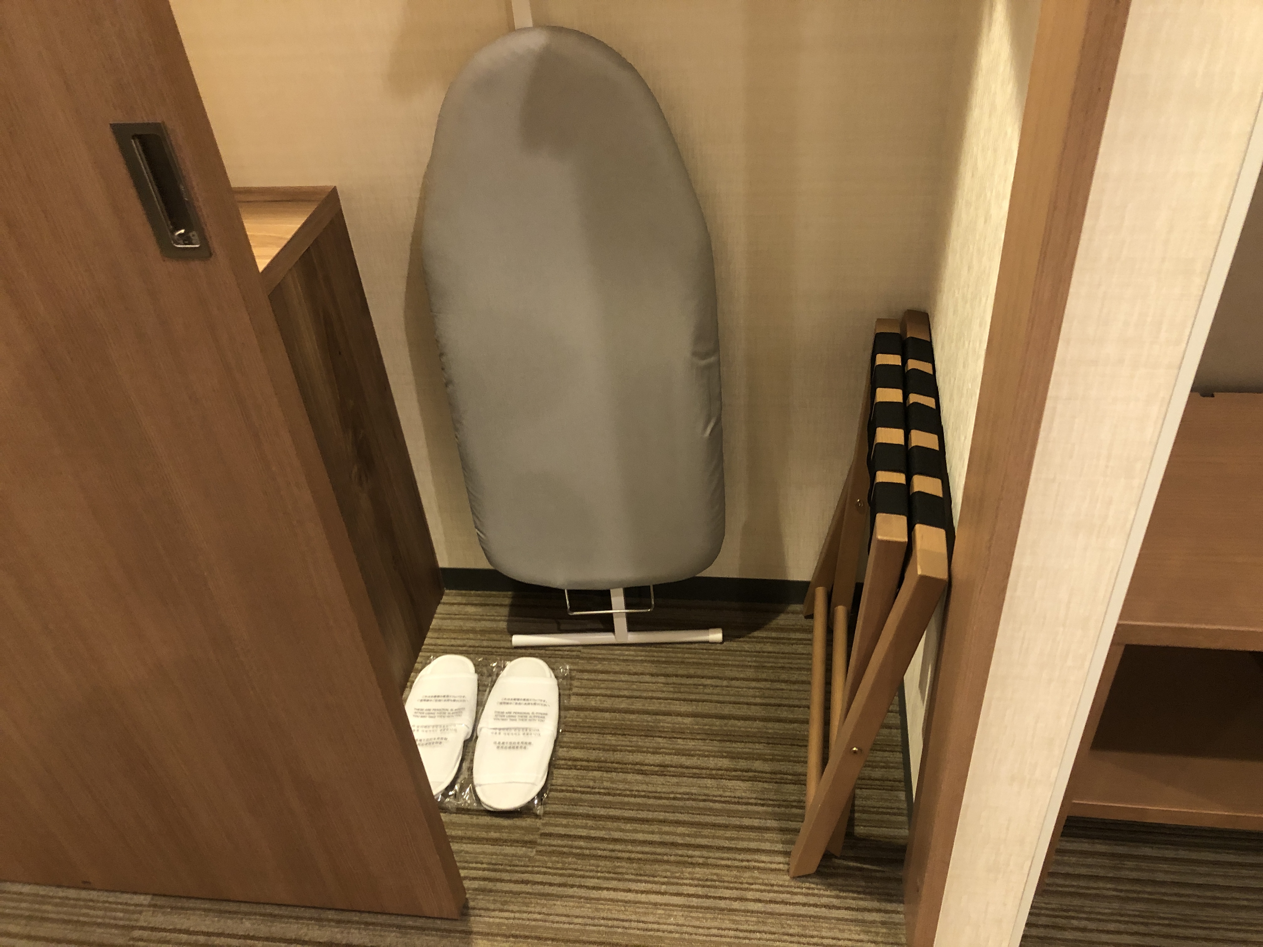 木製床の上に置かれた椅子