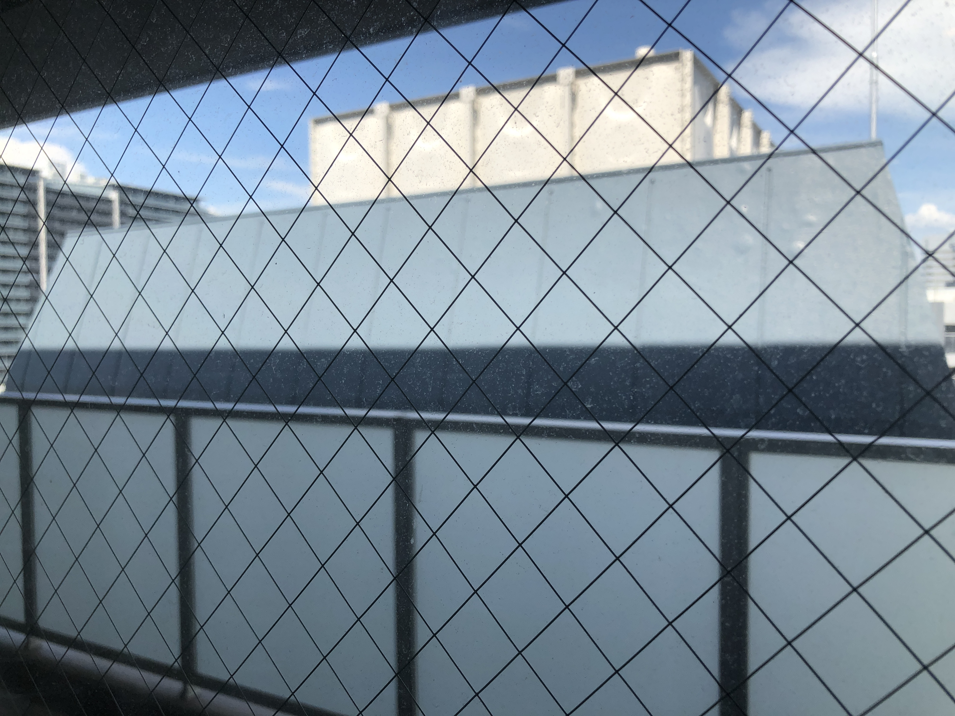 フェンス越しに見える建物