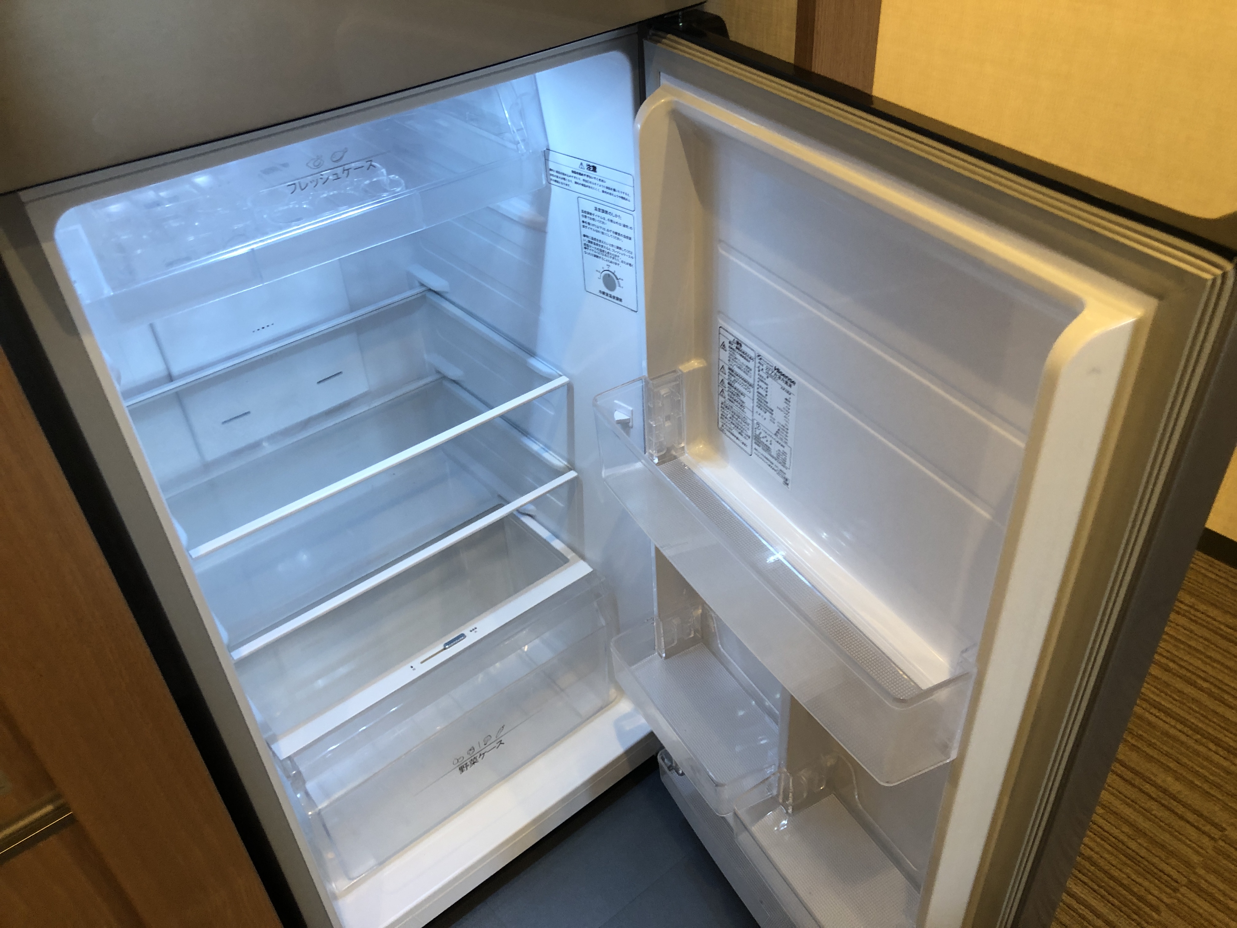 ドアが開いている冷蔵庫