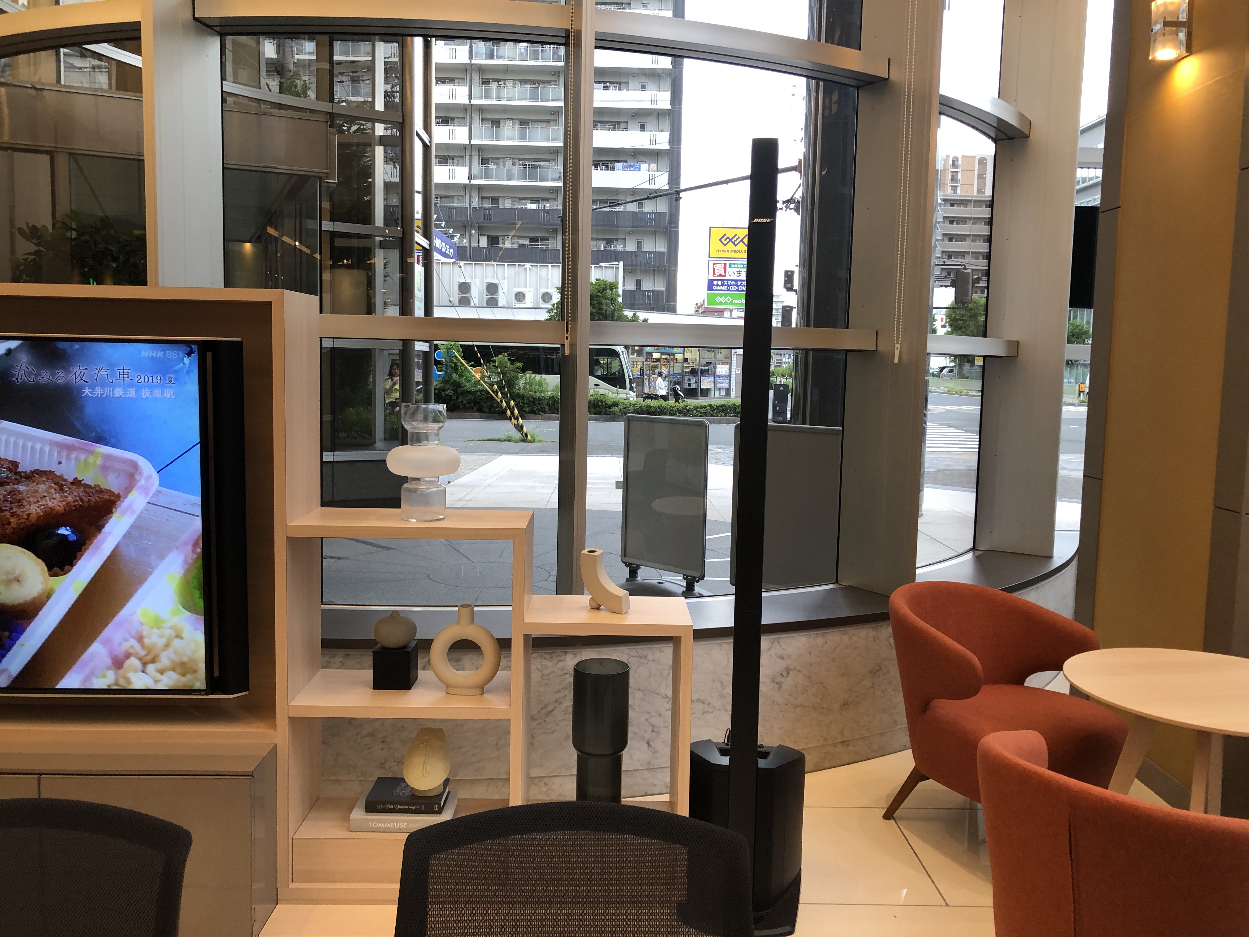 椅子の上に置かれたテレビ