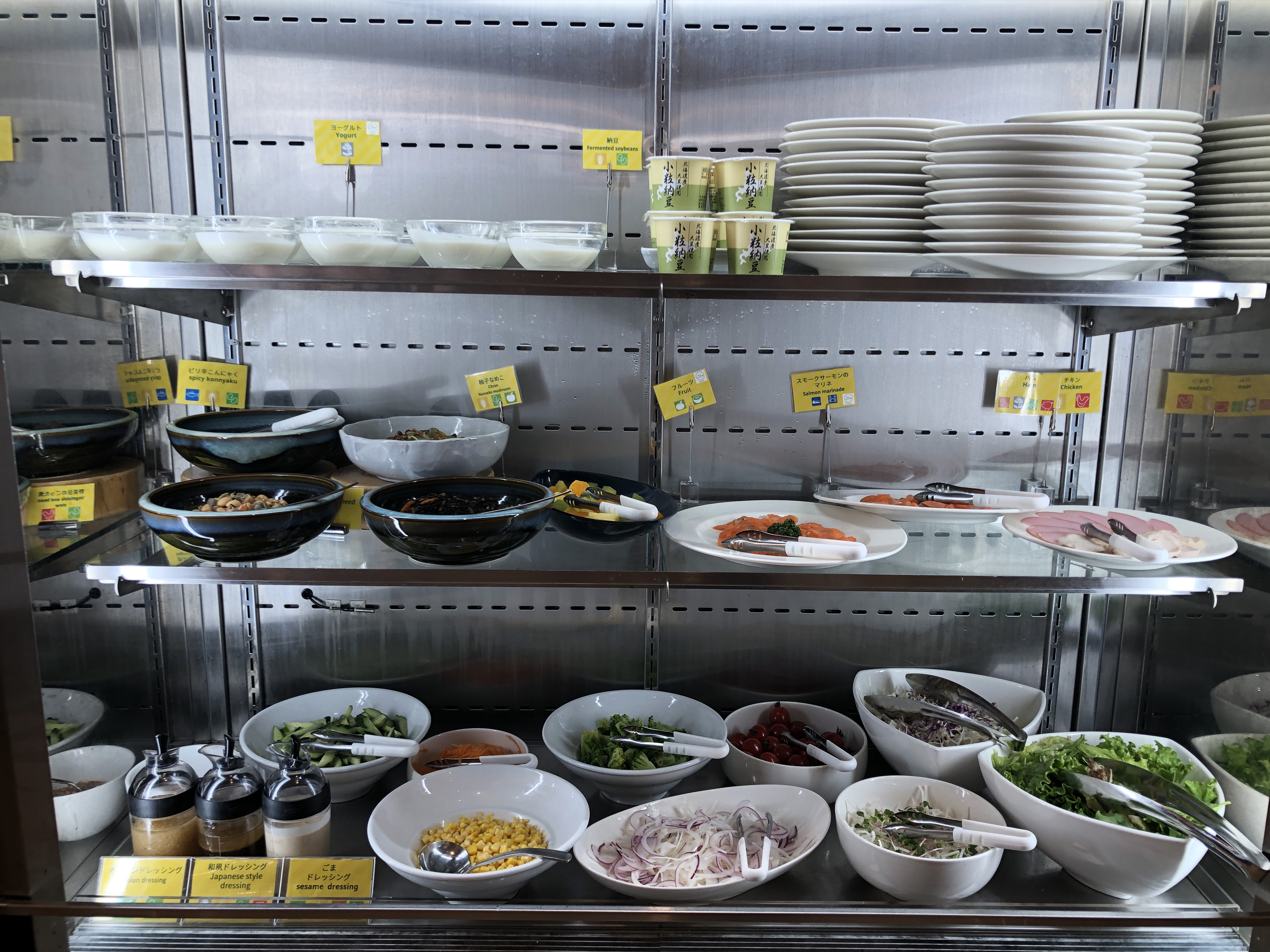 キッチンで料理をしている人達