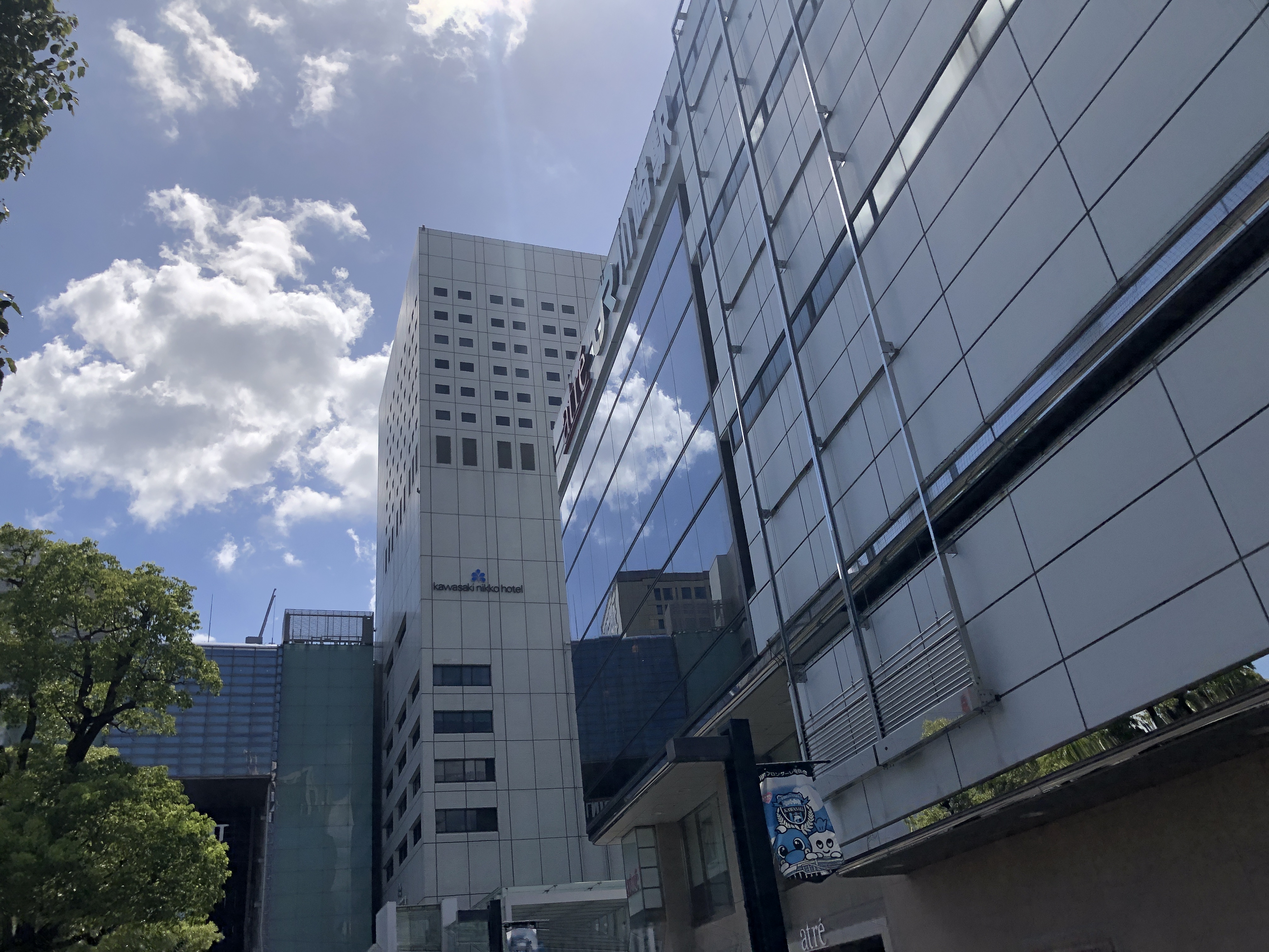 建物の前に立っている高層ビル