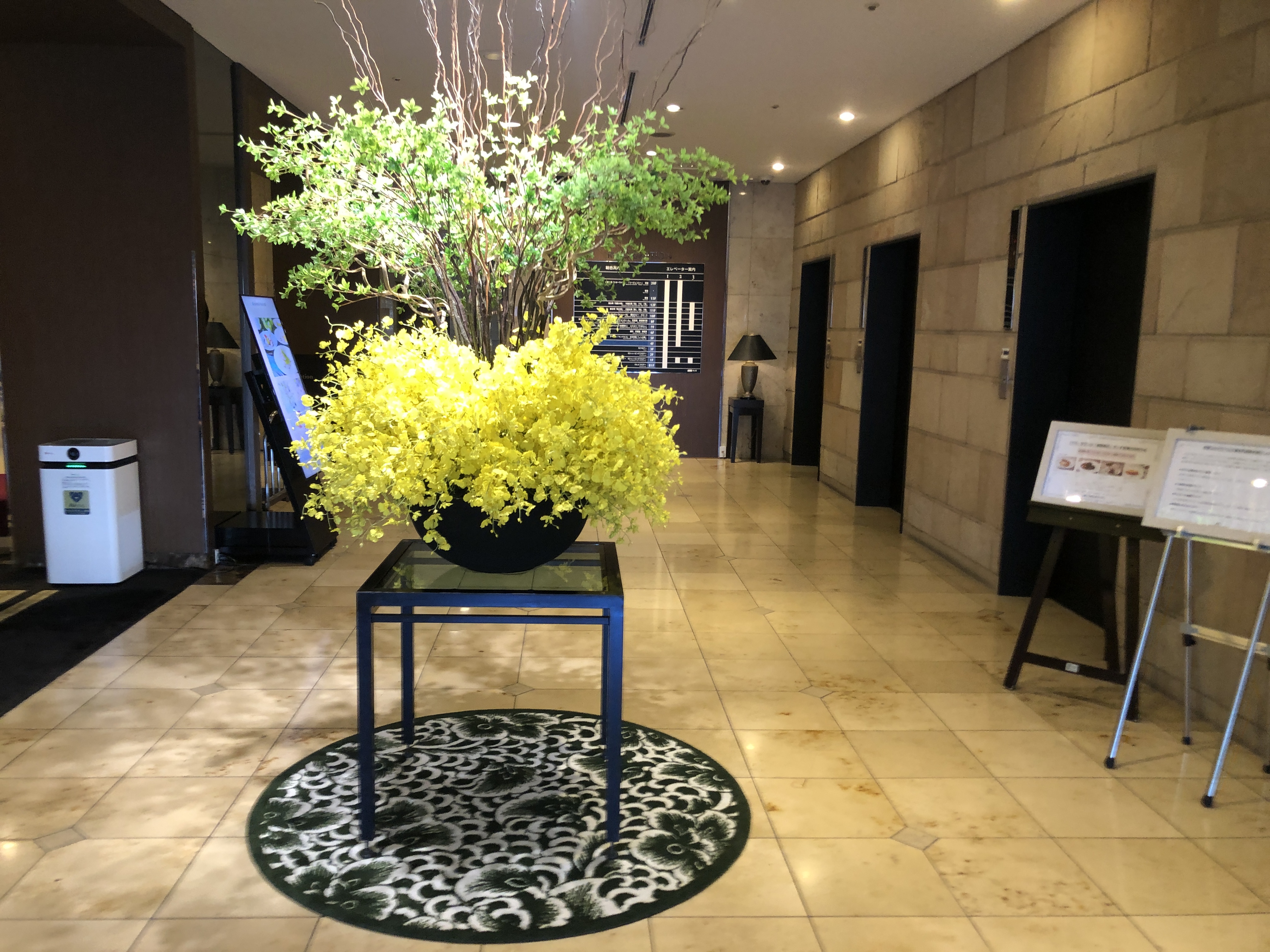 部屋に備え付けている色々な花瓶