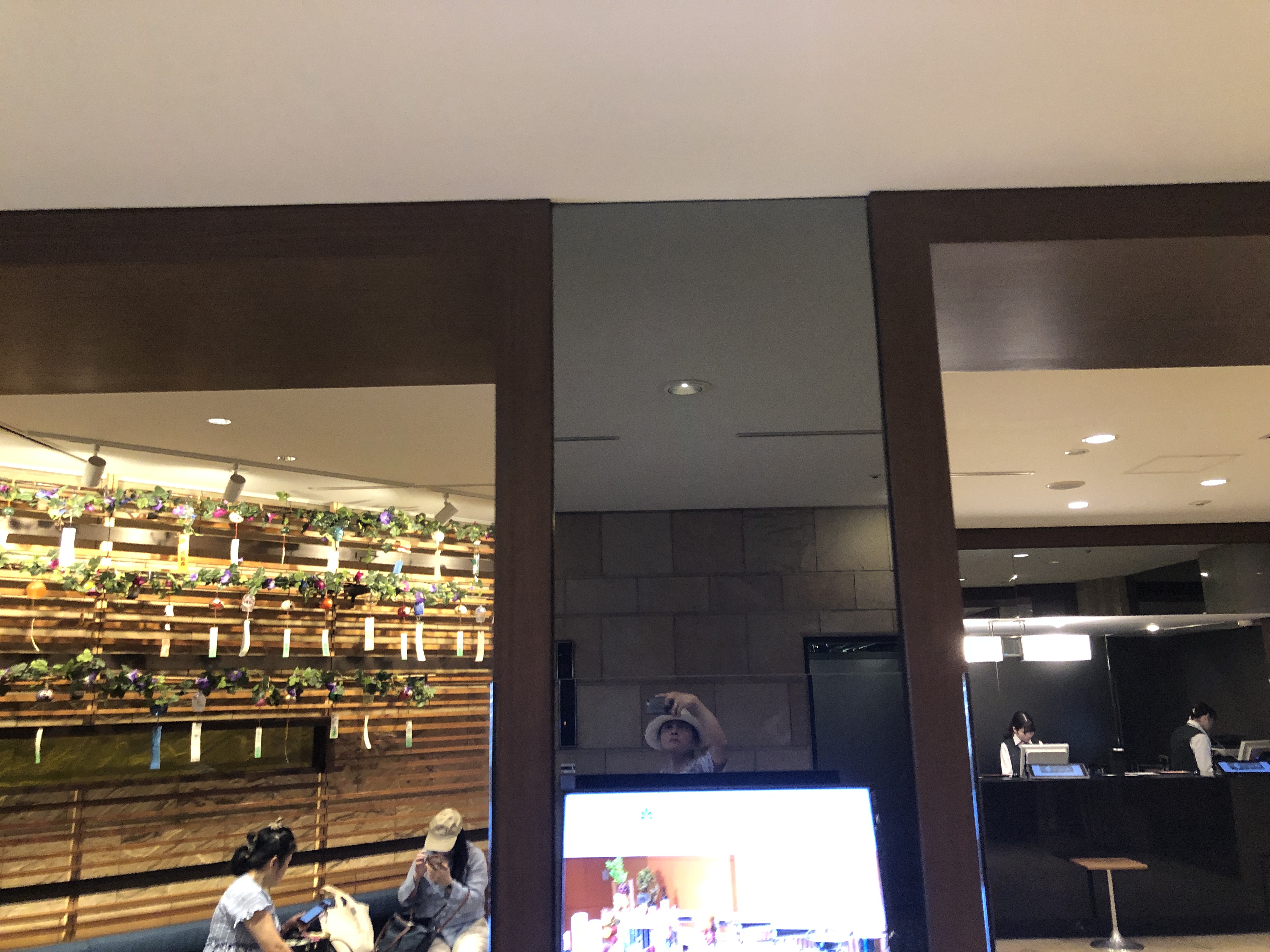 テレビを見ている人たち