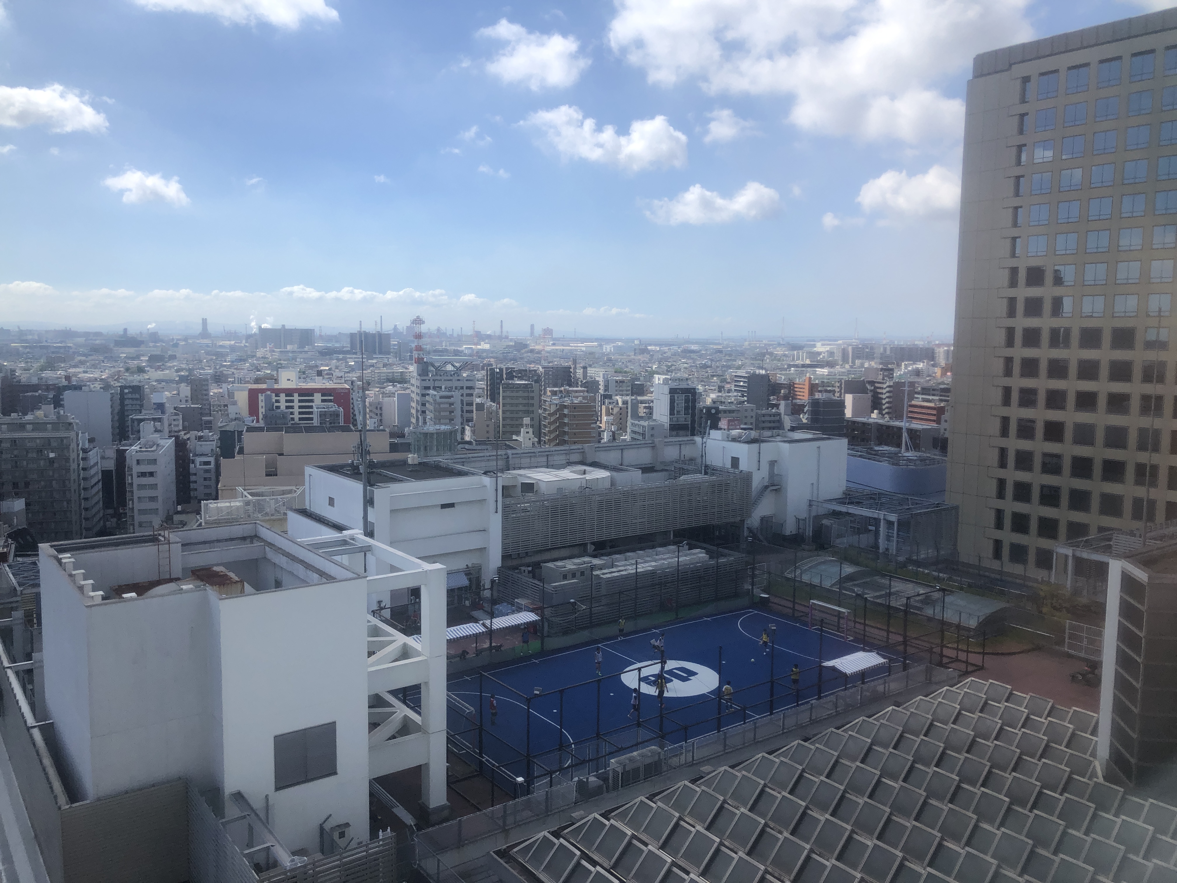 雪が積もっている街の様子