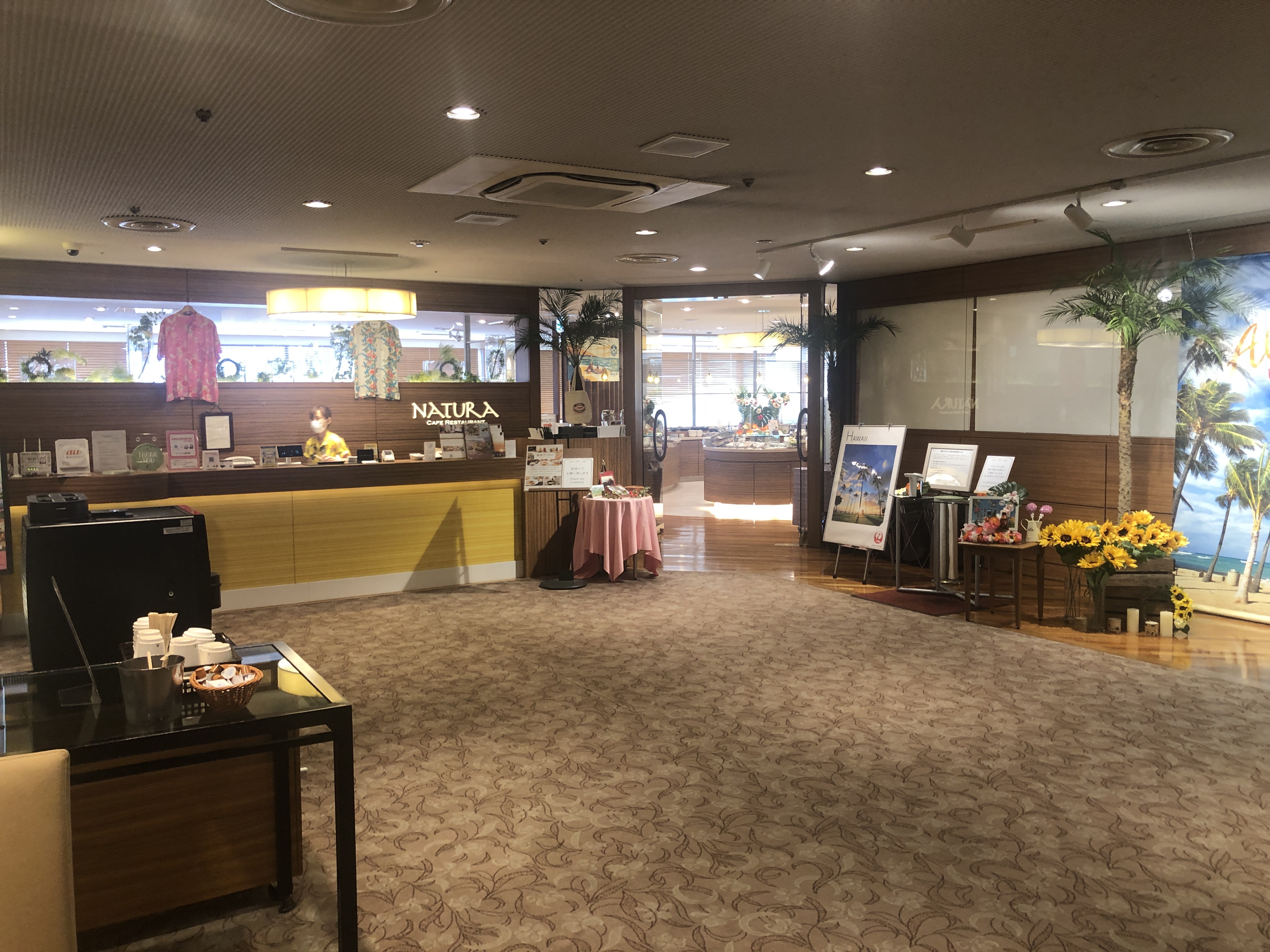 店の天井から掛けているテレビ