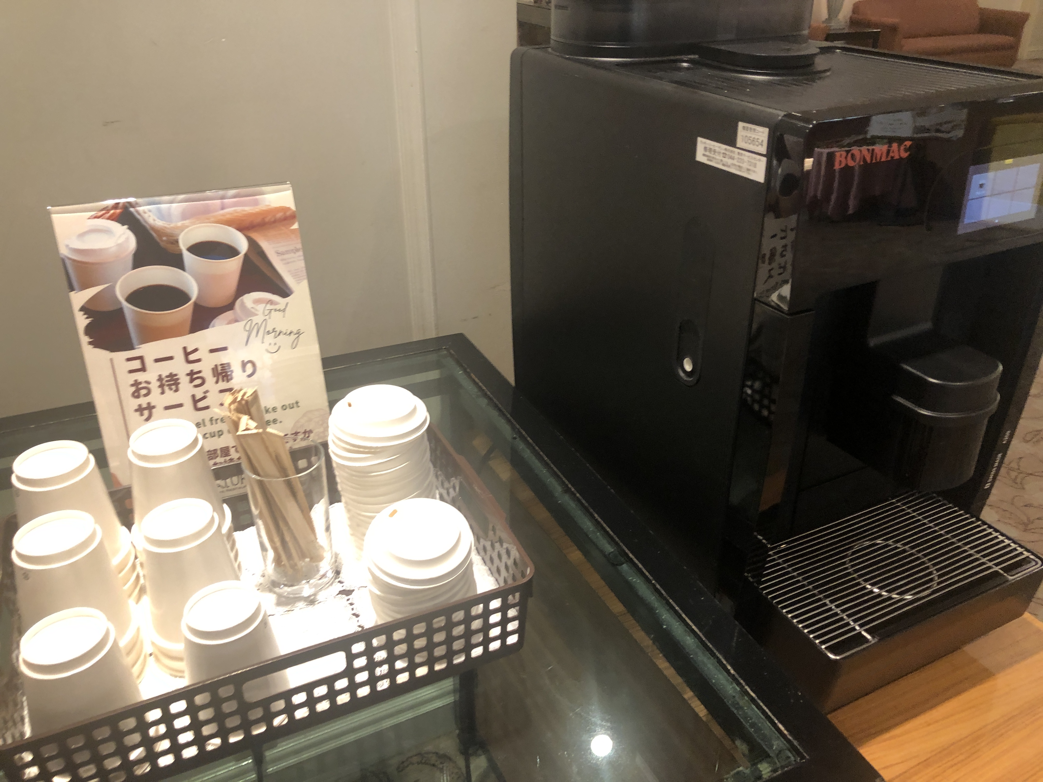 カウンターの上に置かれた冷蔵庫