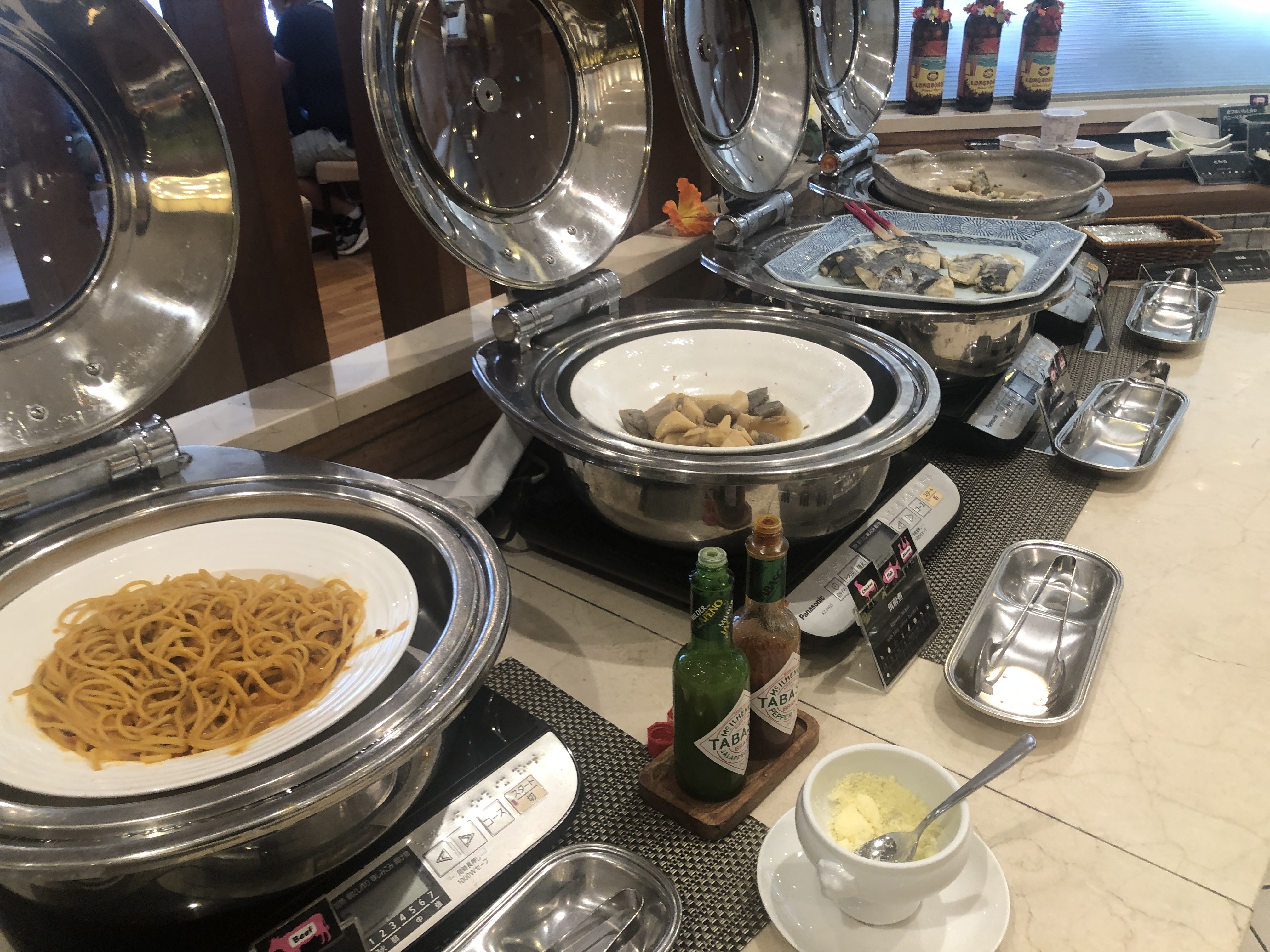 テーブルの上にあるいろんな食べ物