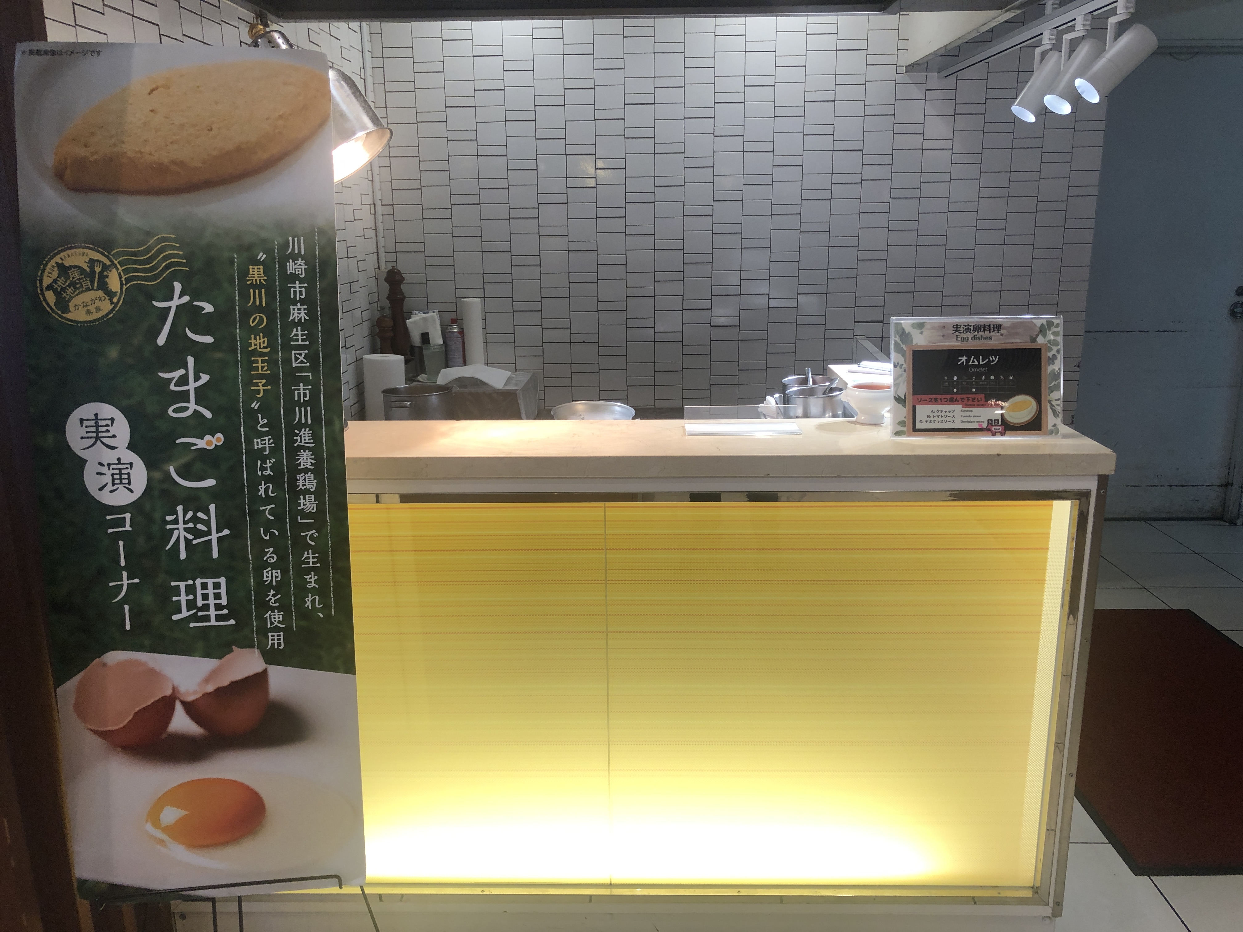 テーブルの上に置かれた冷蔵庫