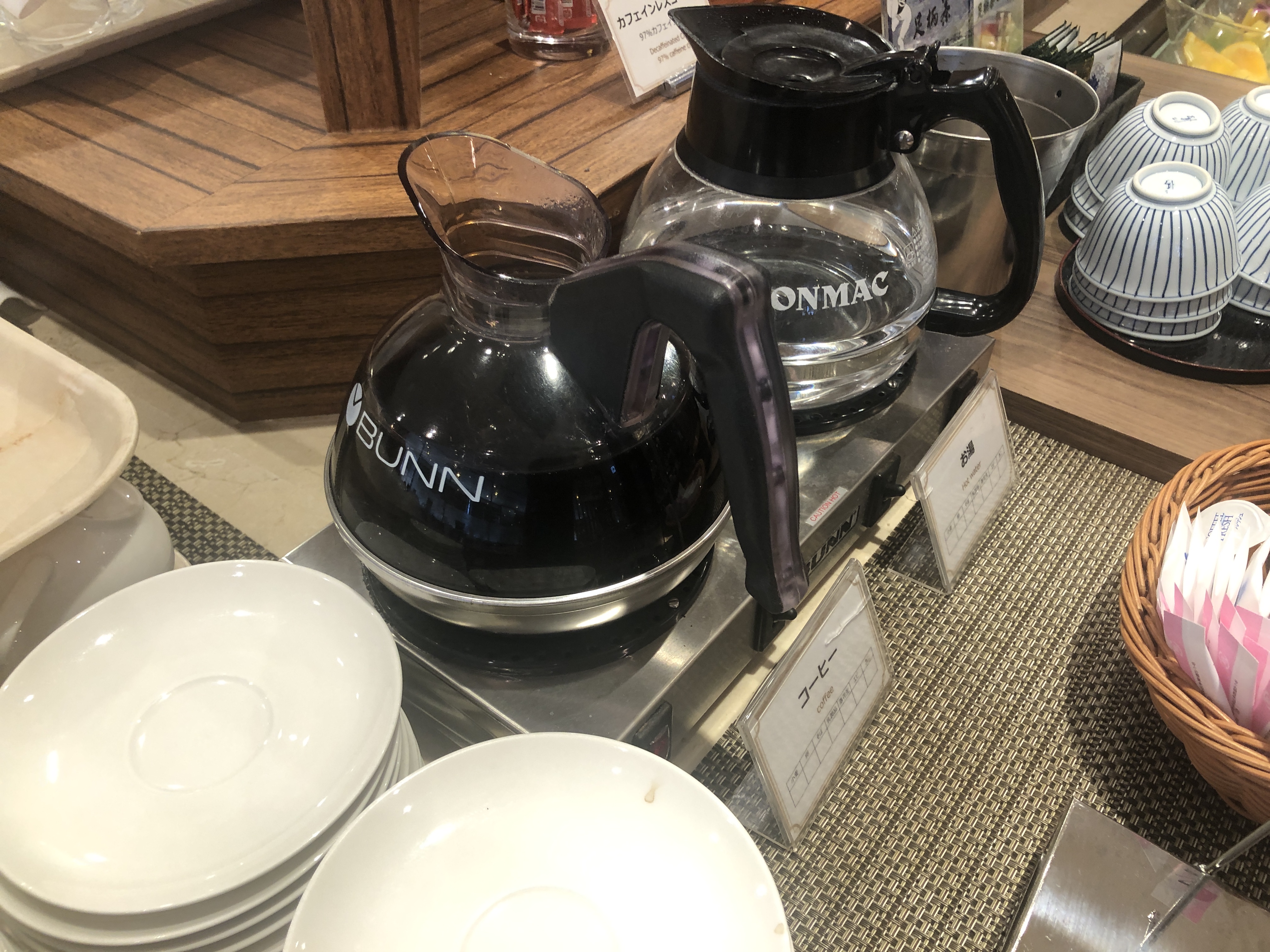皿の上にあるコーヒーメーカー