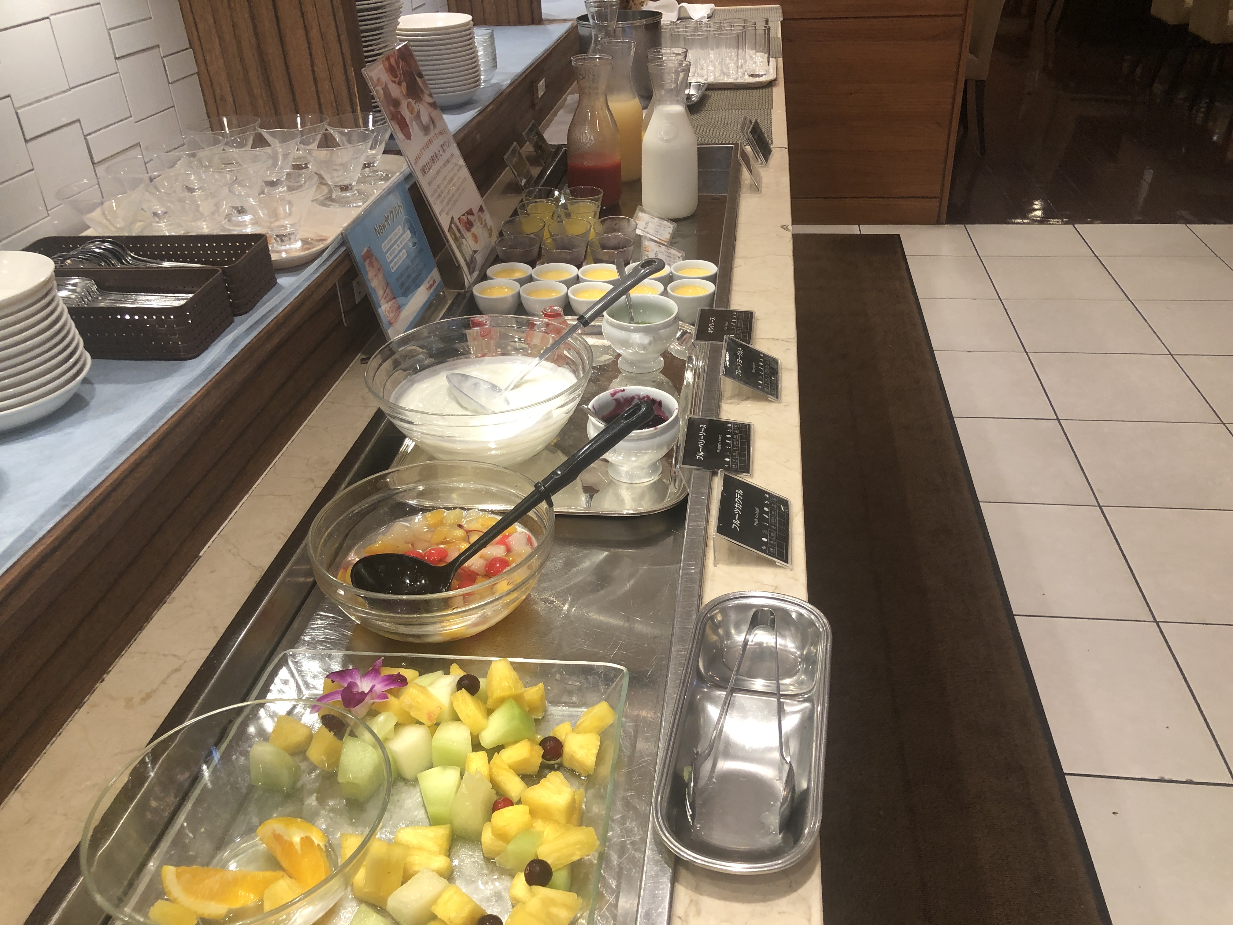 テーブルの上にあるいろんな食べ物