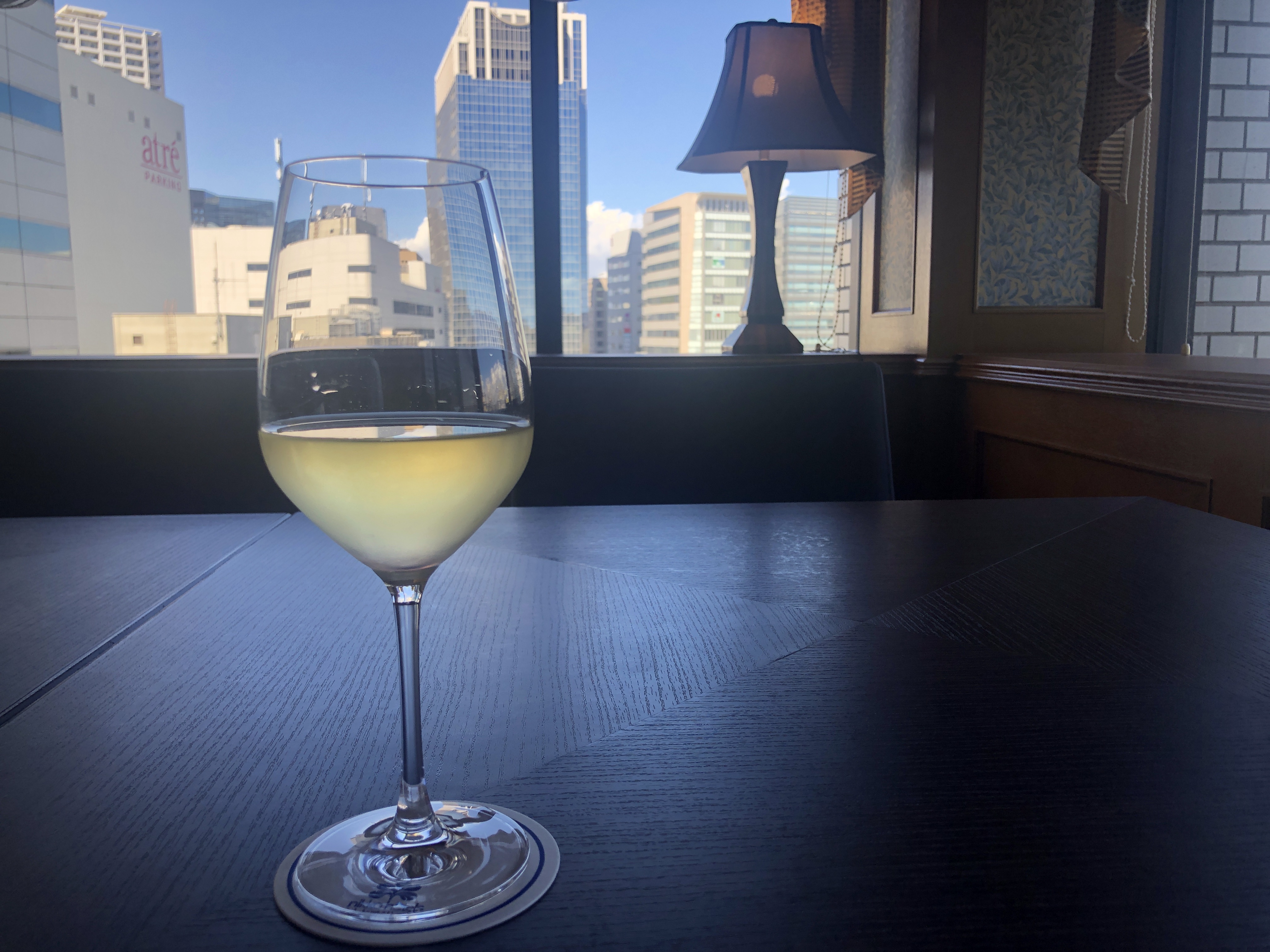 テーブルの上の飲み物が入ったグラス