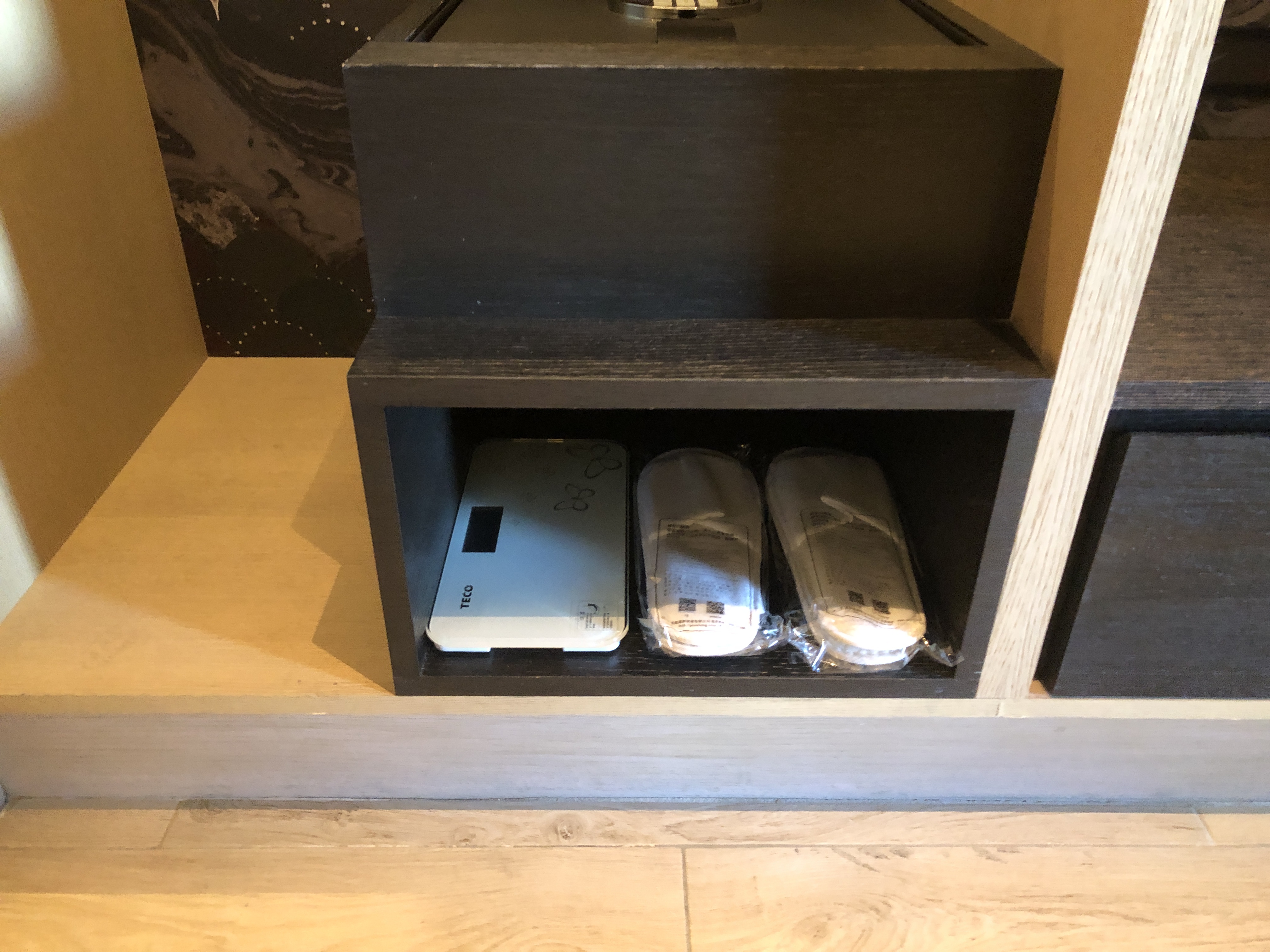 棚に置かれたベンチ