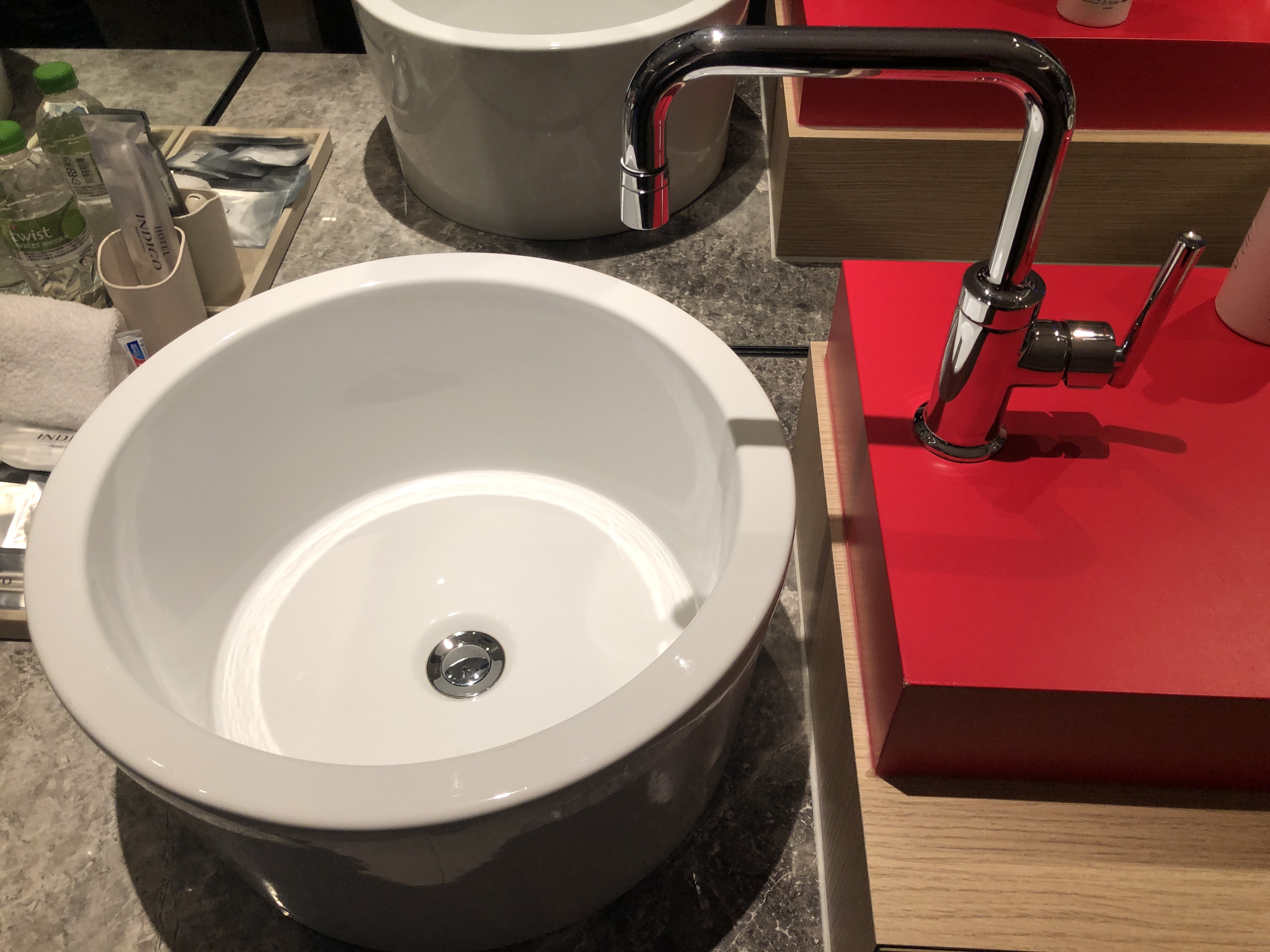 キッチンの一角にある洗面台と便器