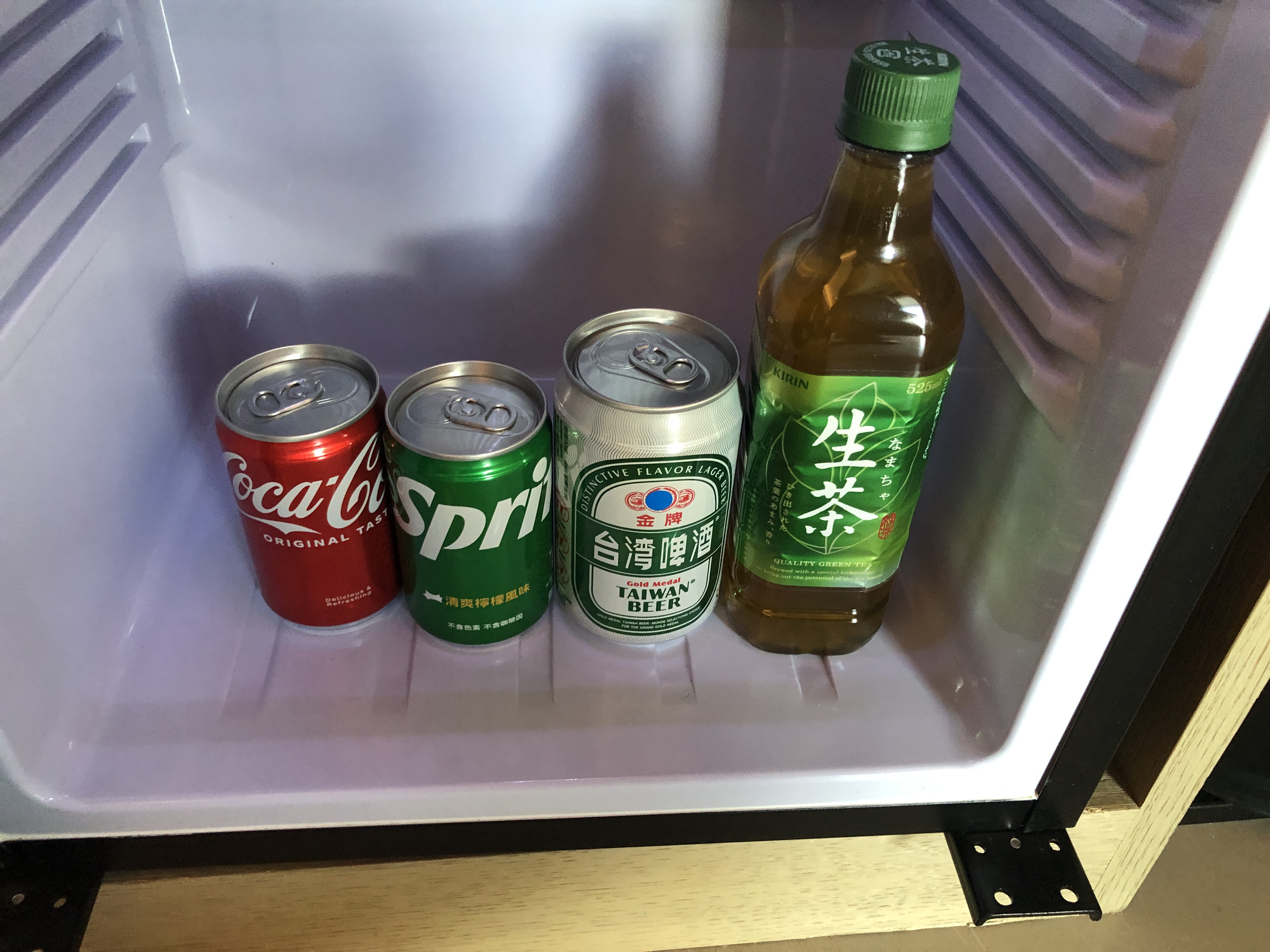 トレイの上にあるビール瓶