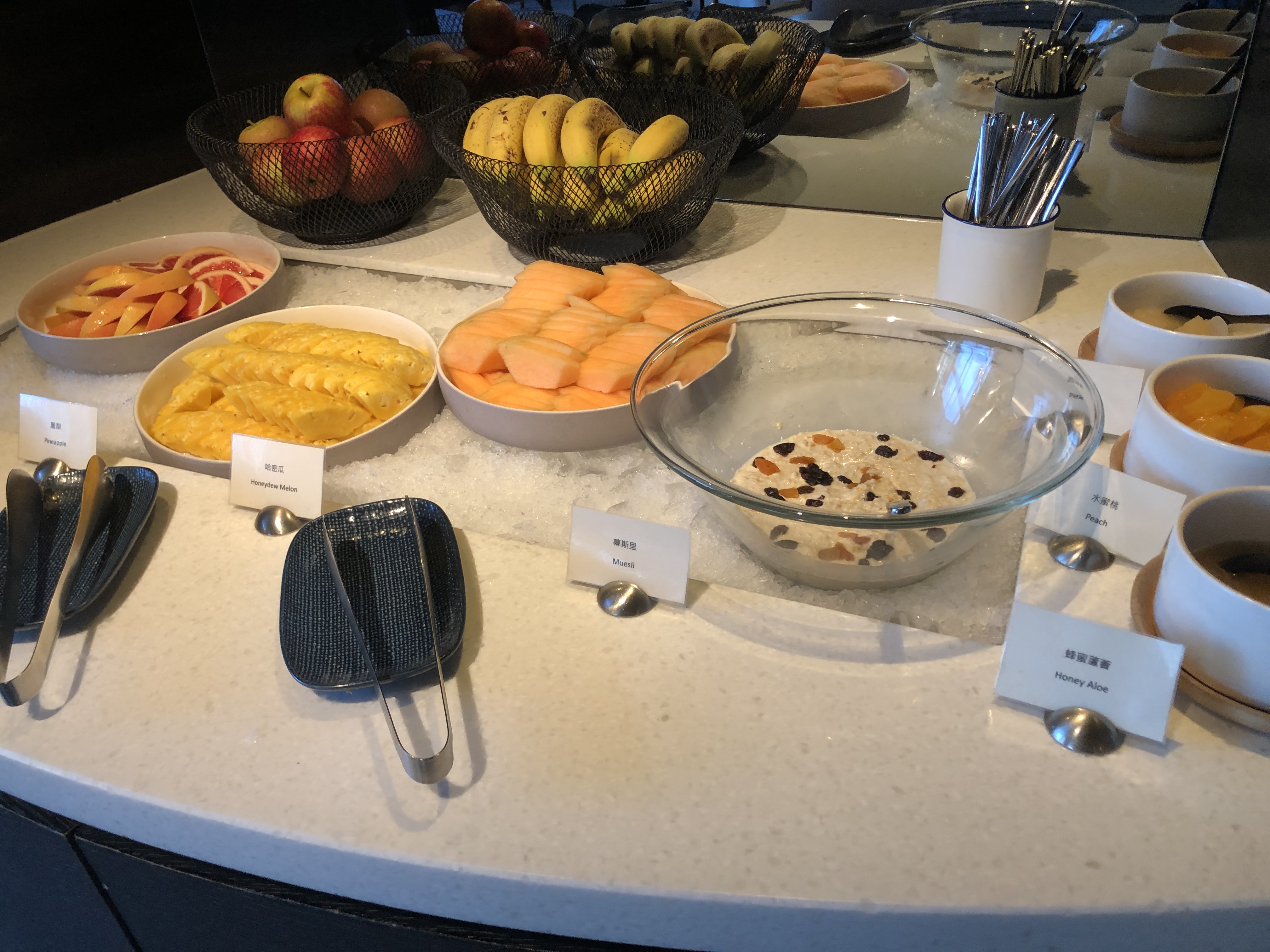 テーブルの上にあるいろんな食べ物