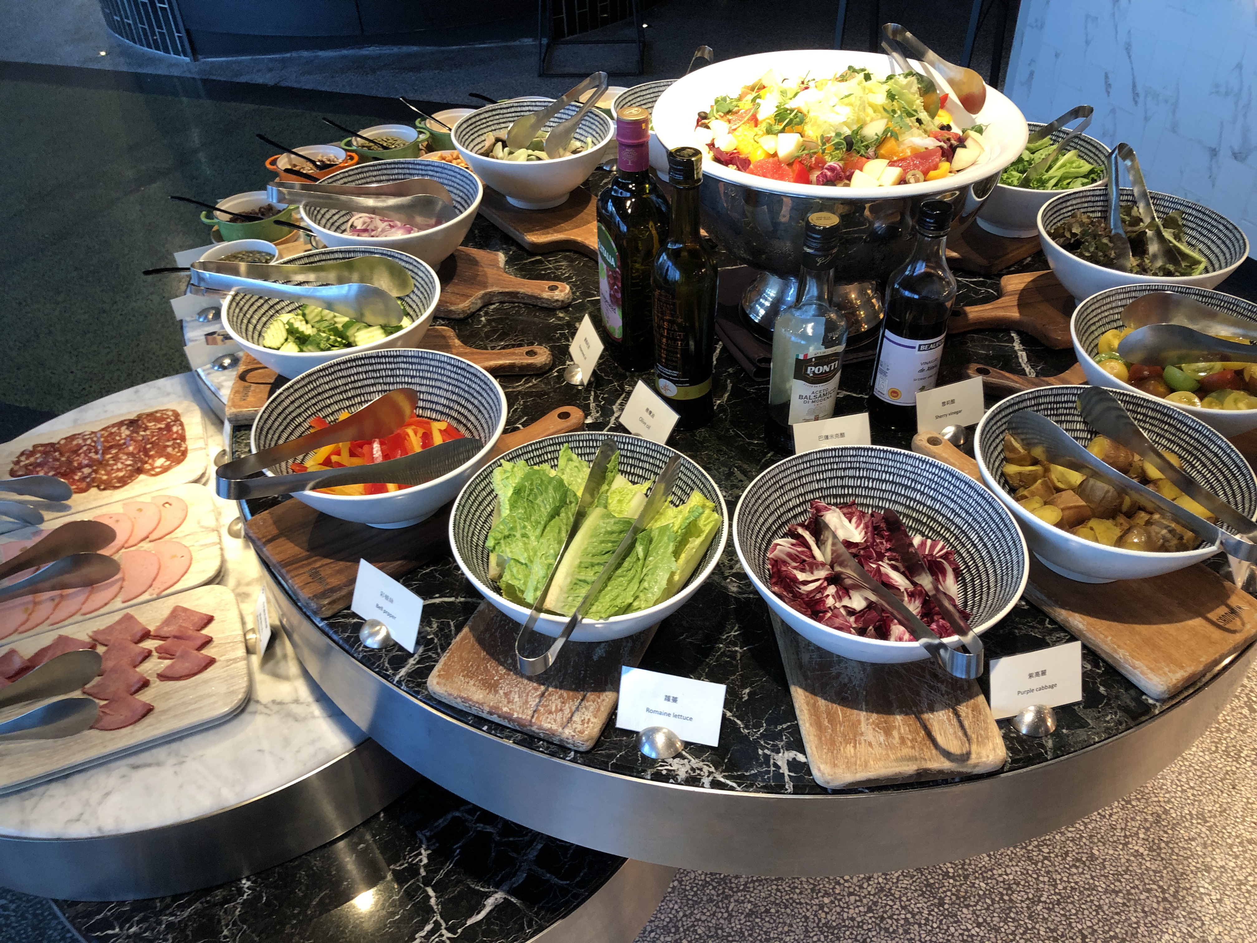 テーブルに置いている様々な料理