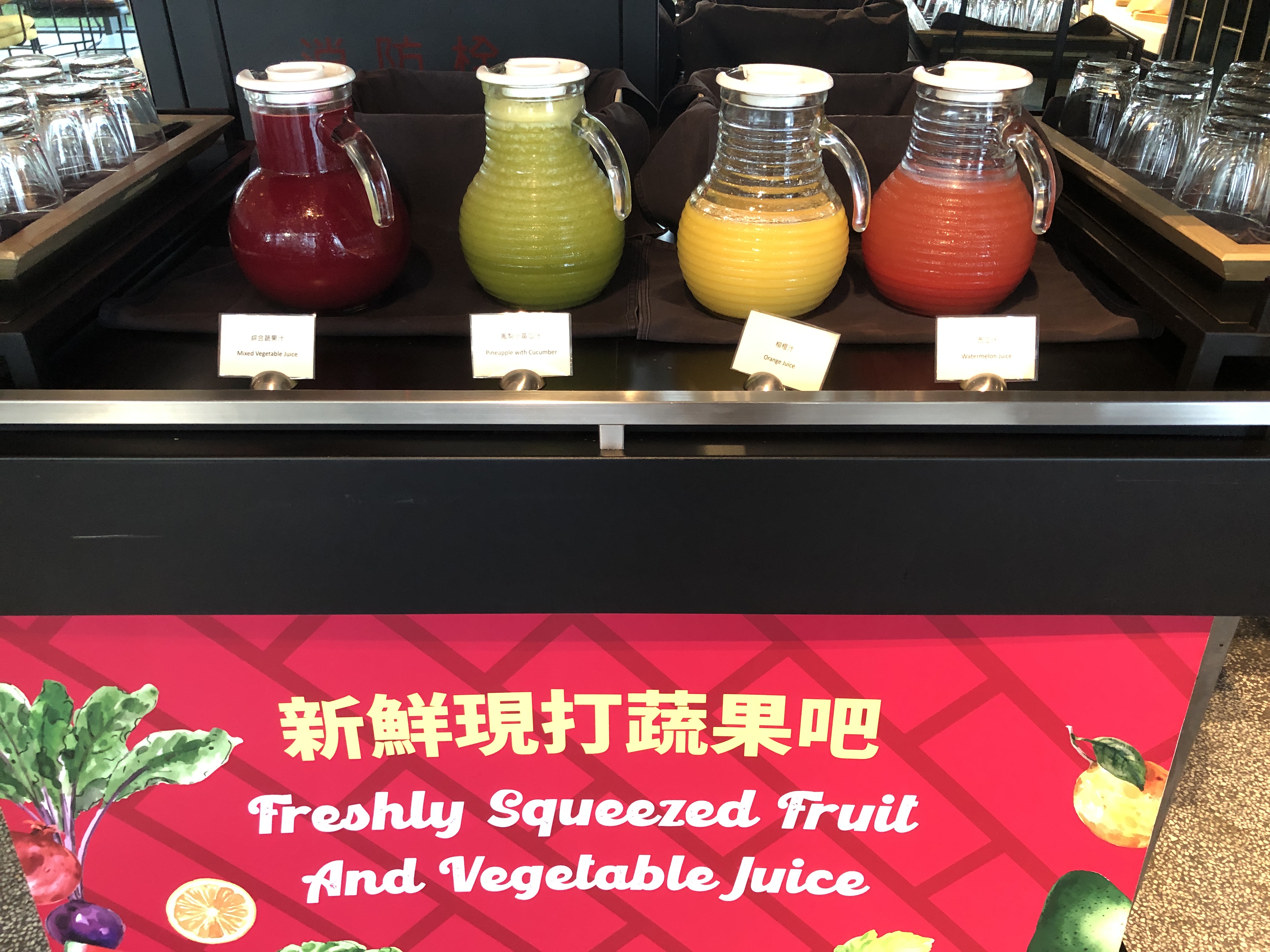 店のカウンターの上にある花瓶