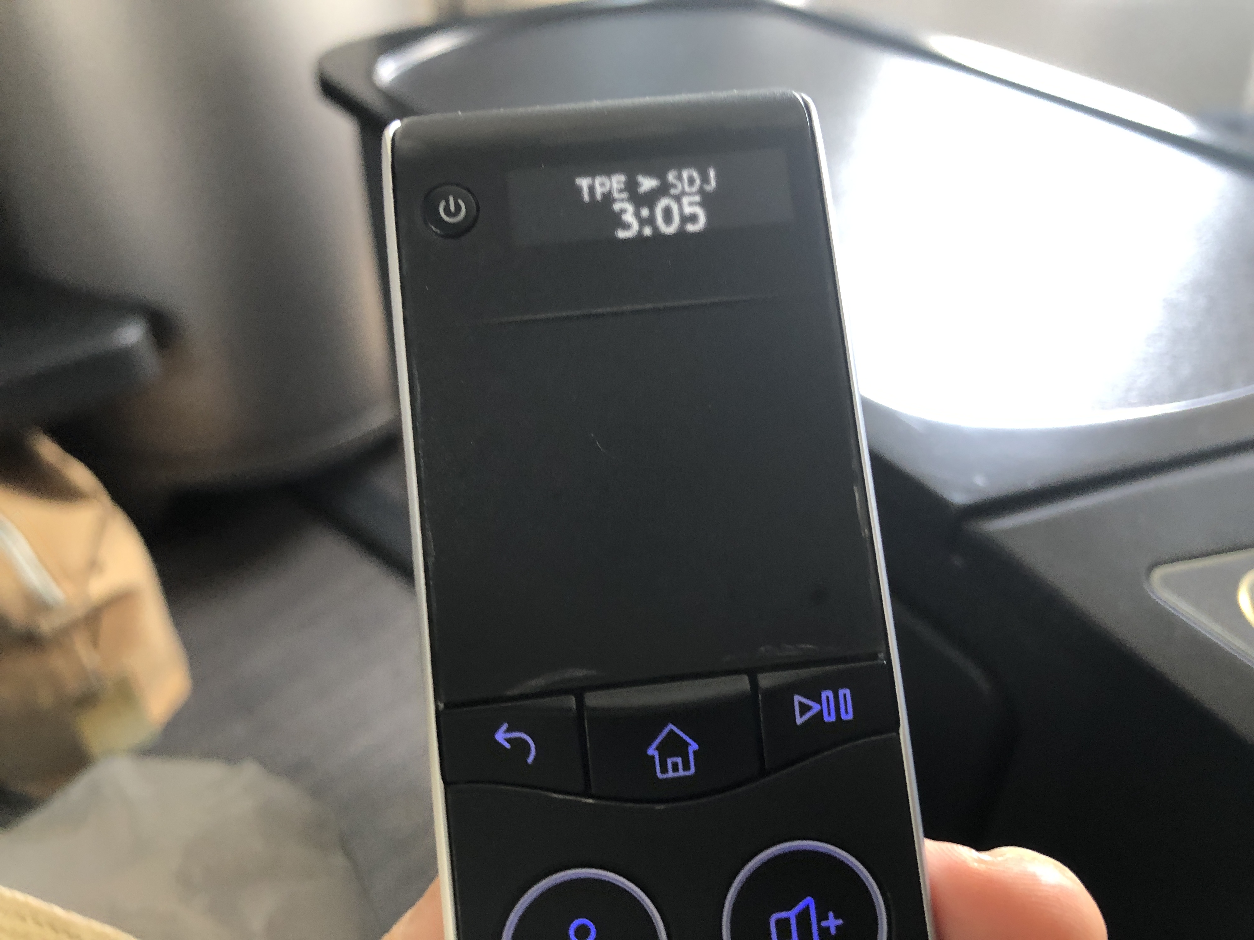 台の上に置かれた携帯電話