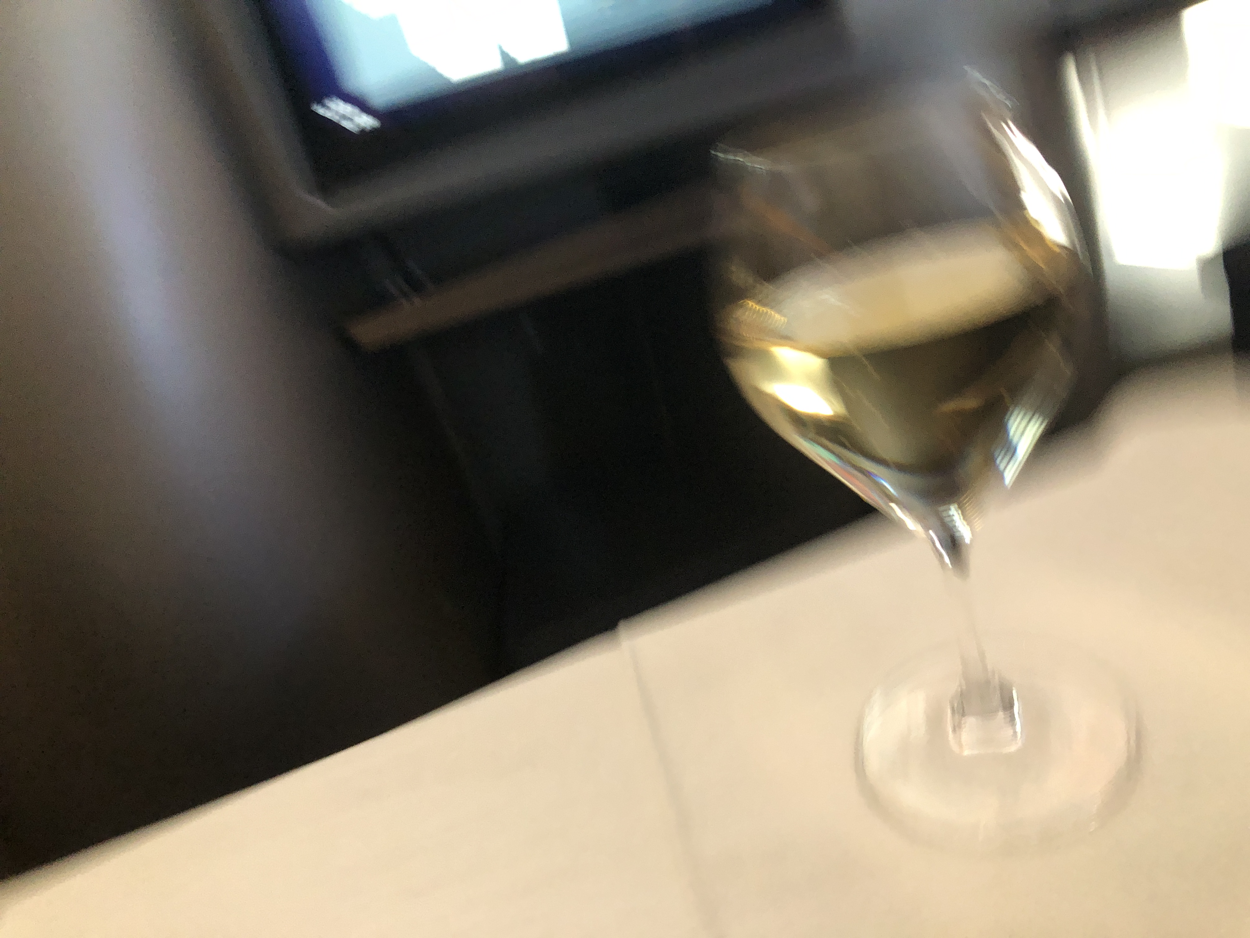 テーブルの上にあるワイングラス