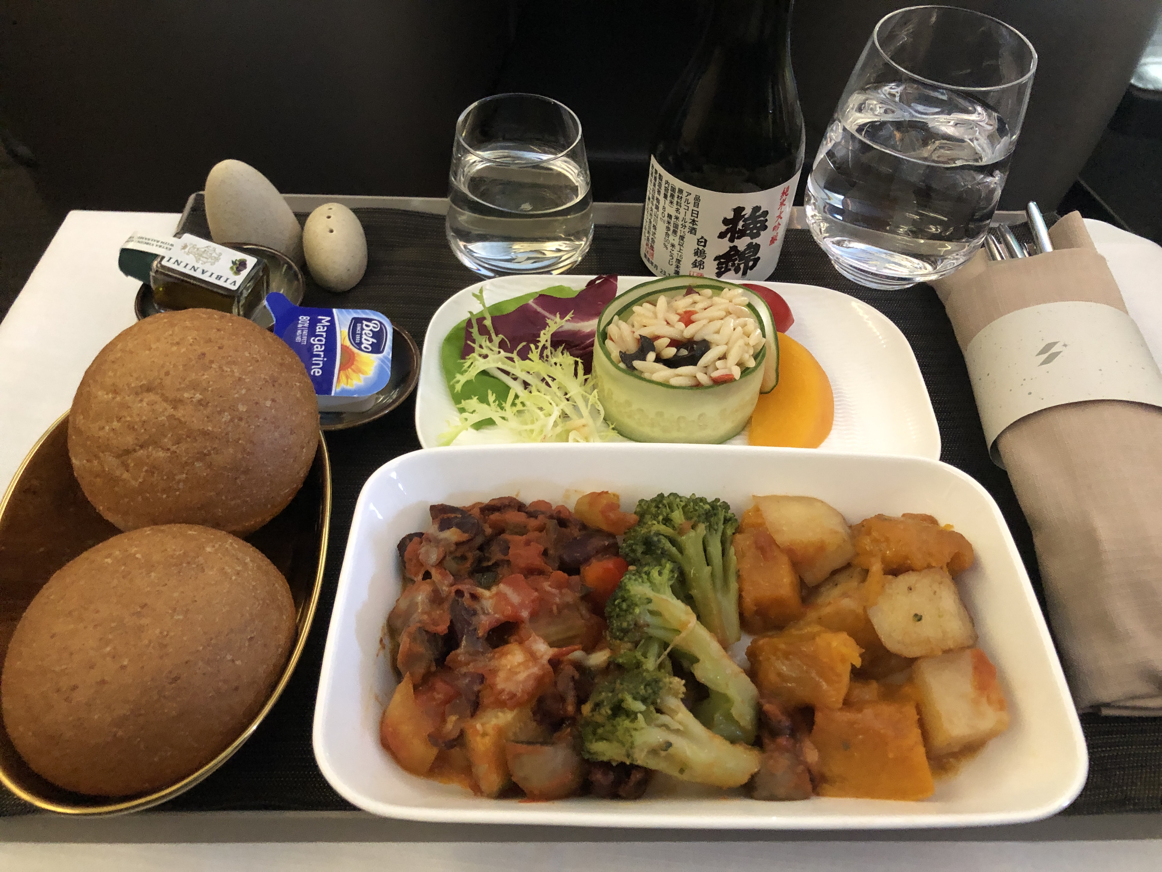 皿の上にあるいろんな食べ物