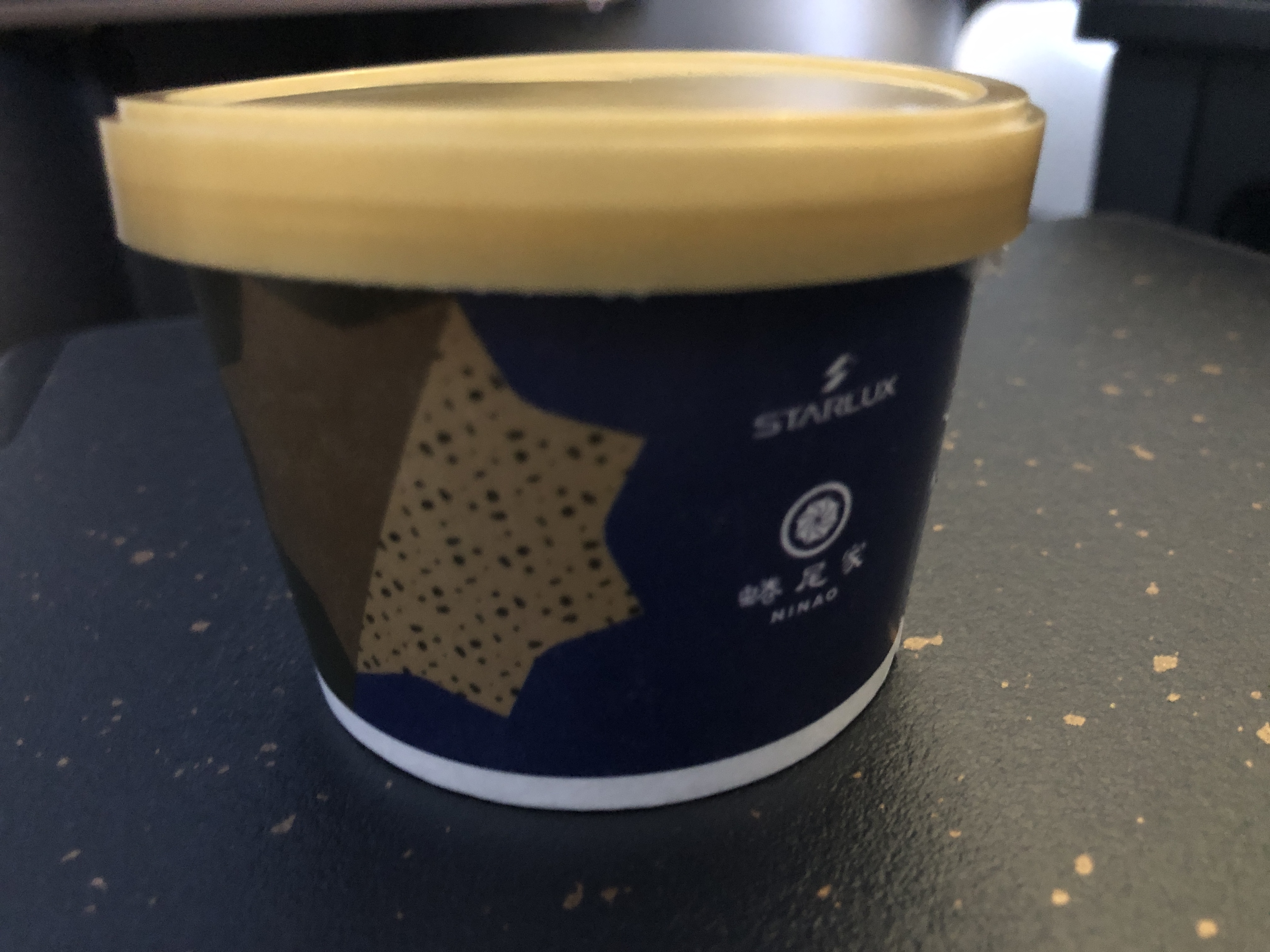 紙コップに入った飲み物