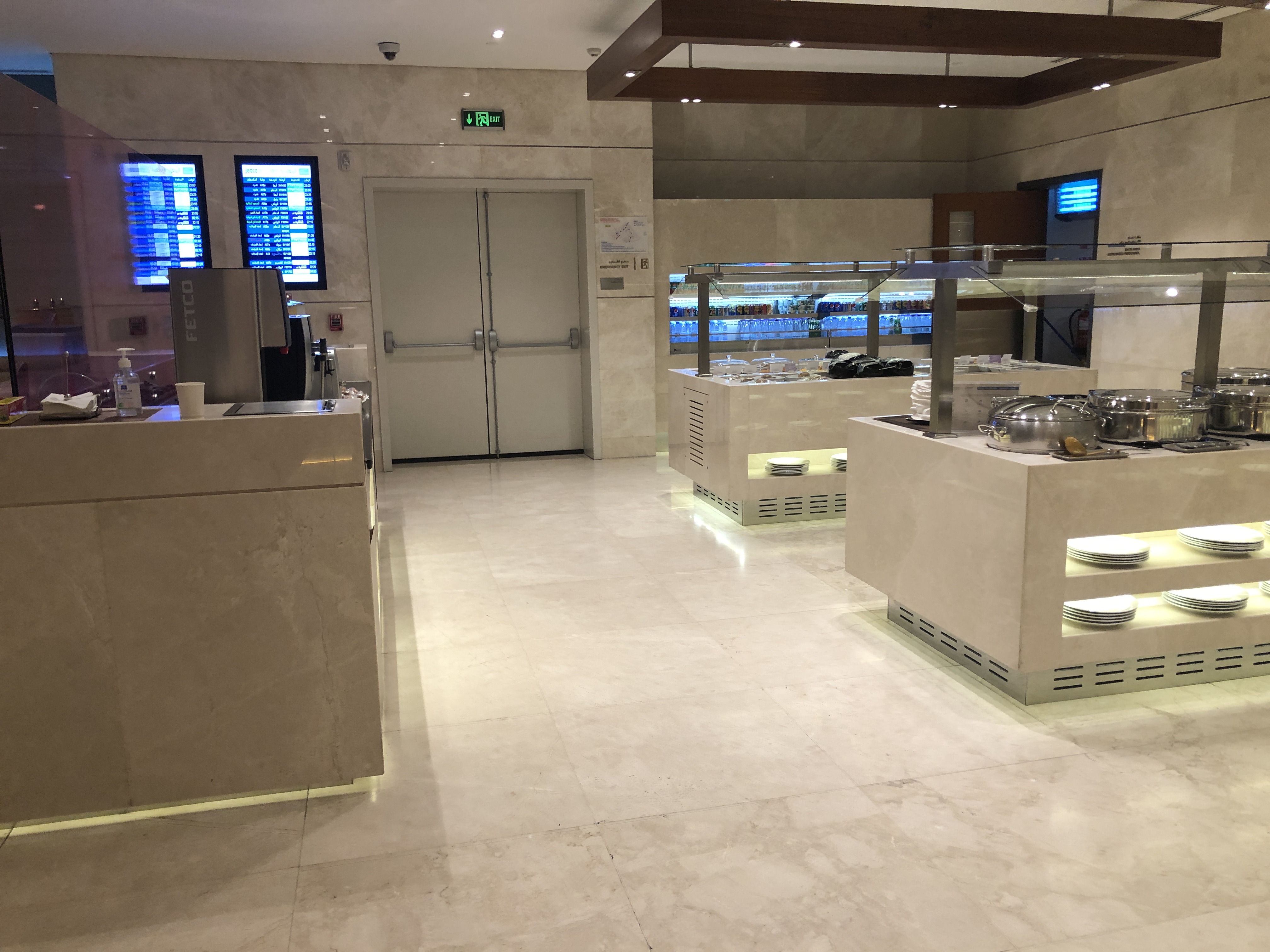 店の天井から掛けているテレビ