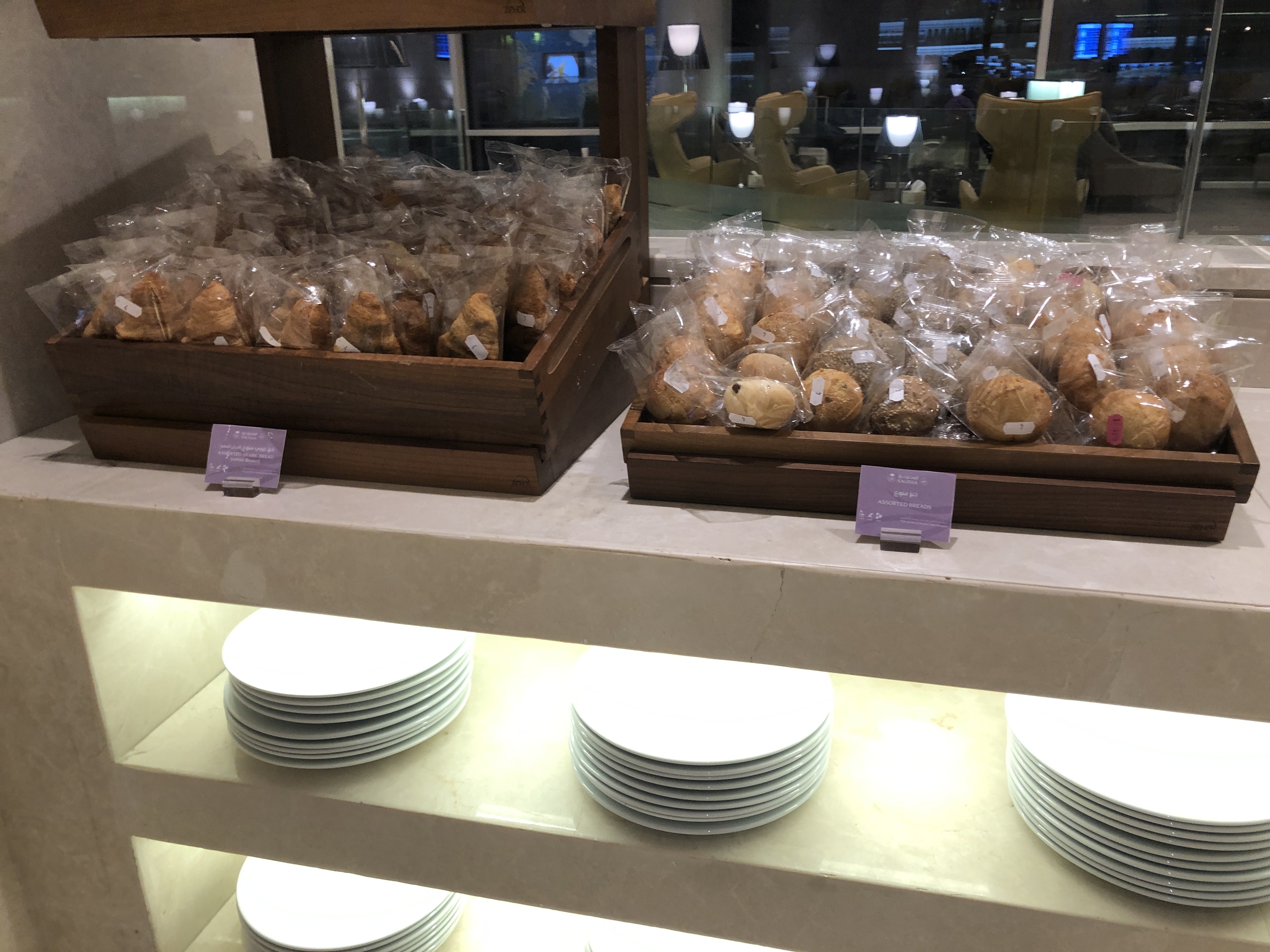 店のカウンターの上にある数種類のドーナツ