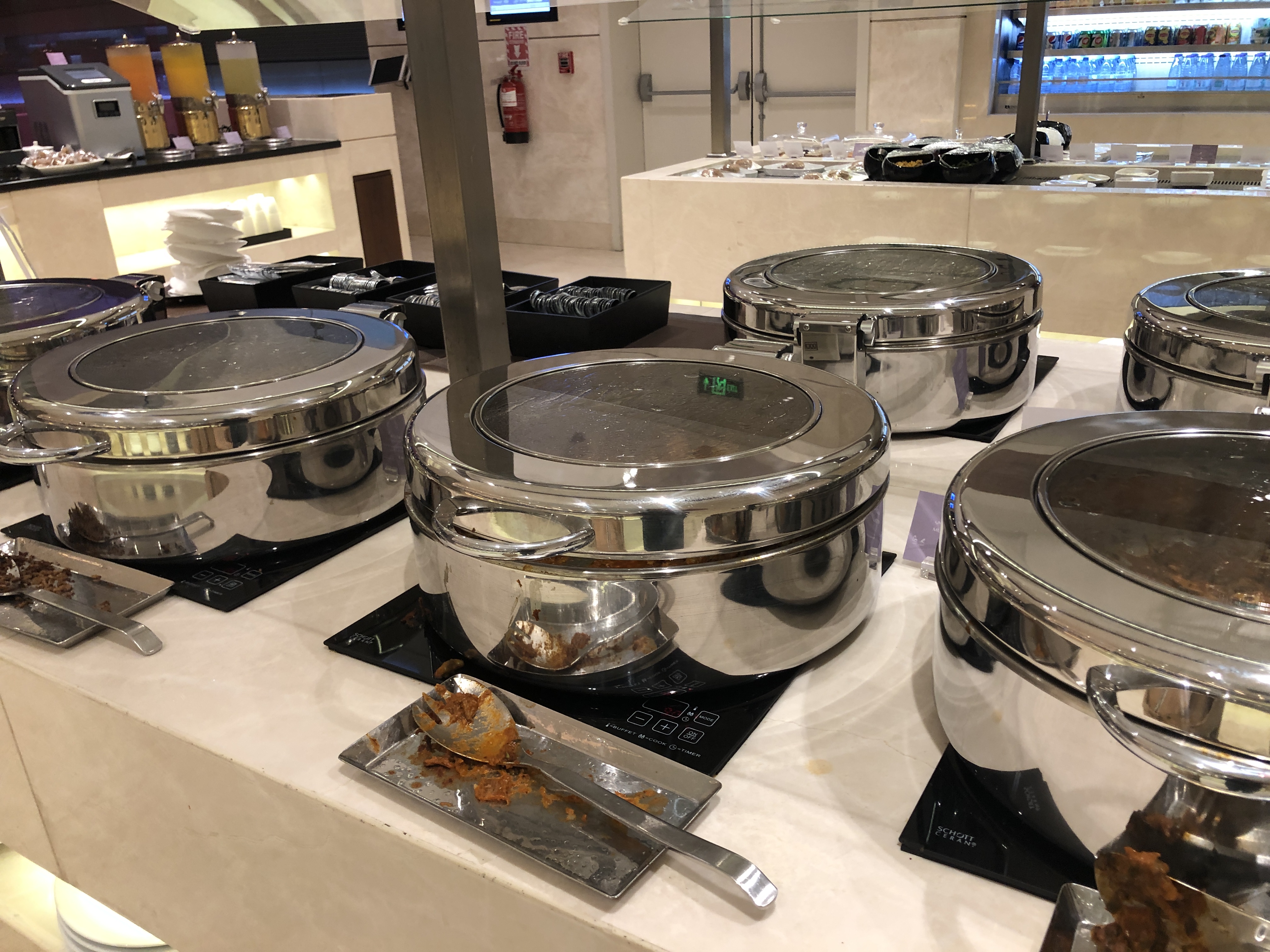 カウンターの上にある数種類のケーキ