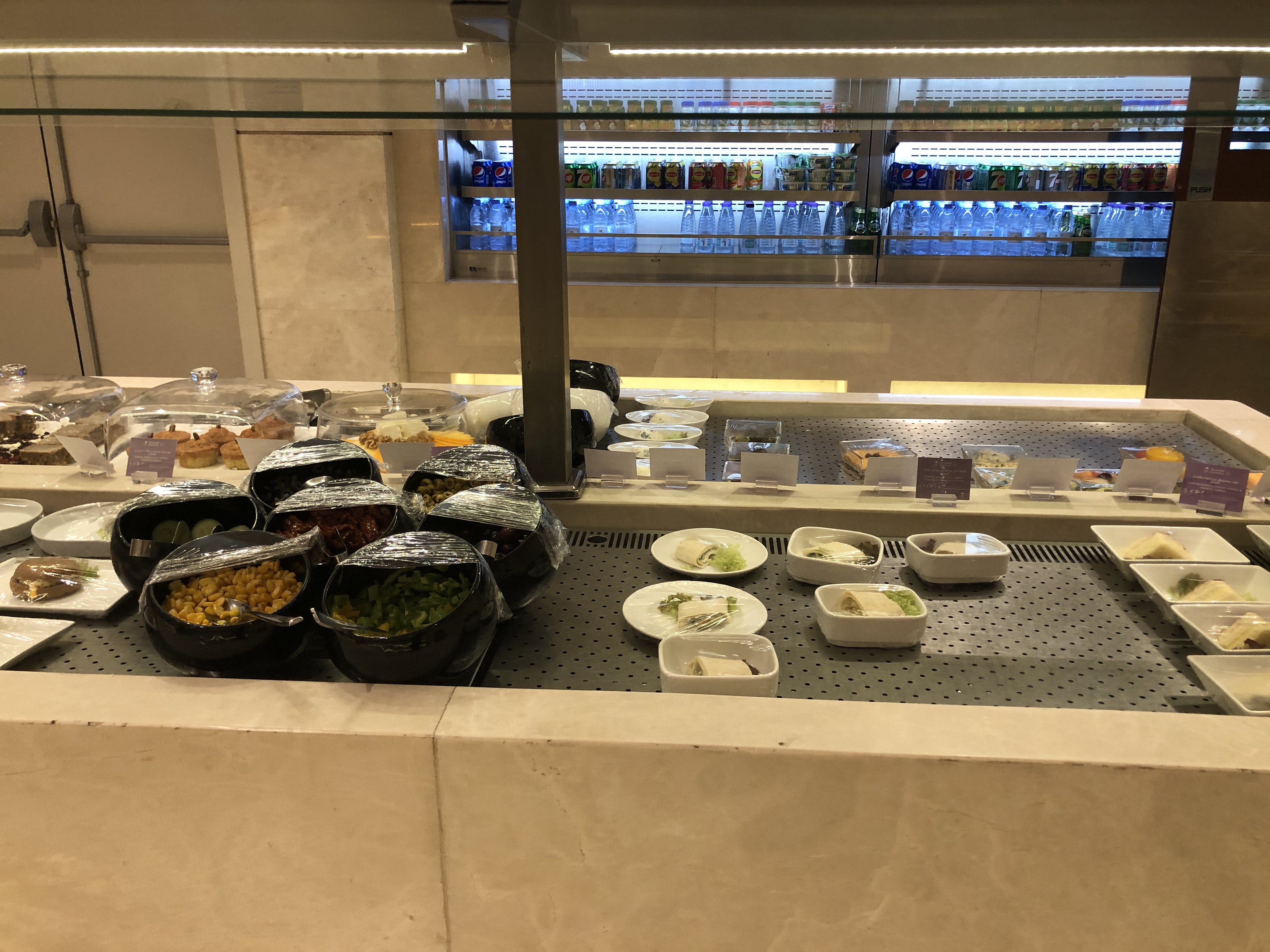 店のカウンターの上に置かれた食べ物