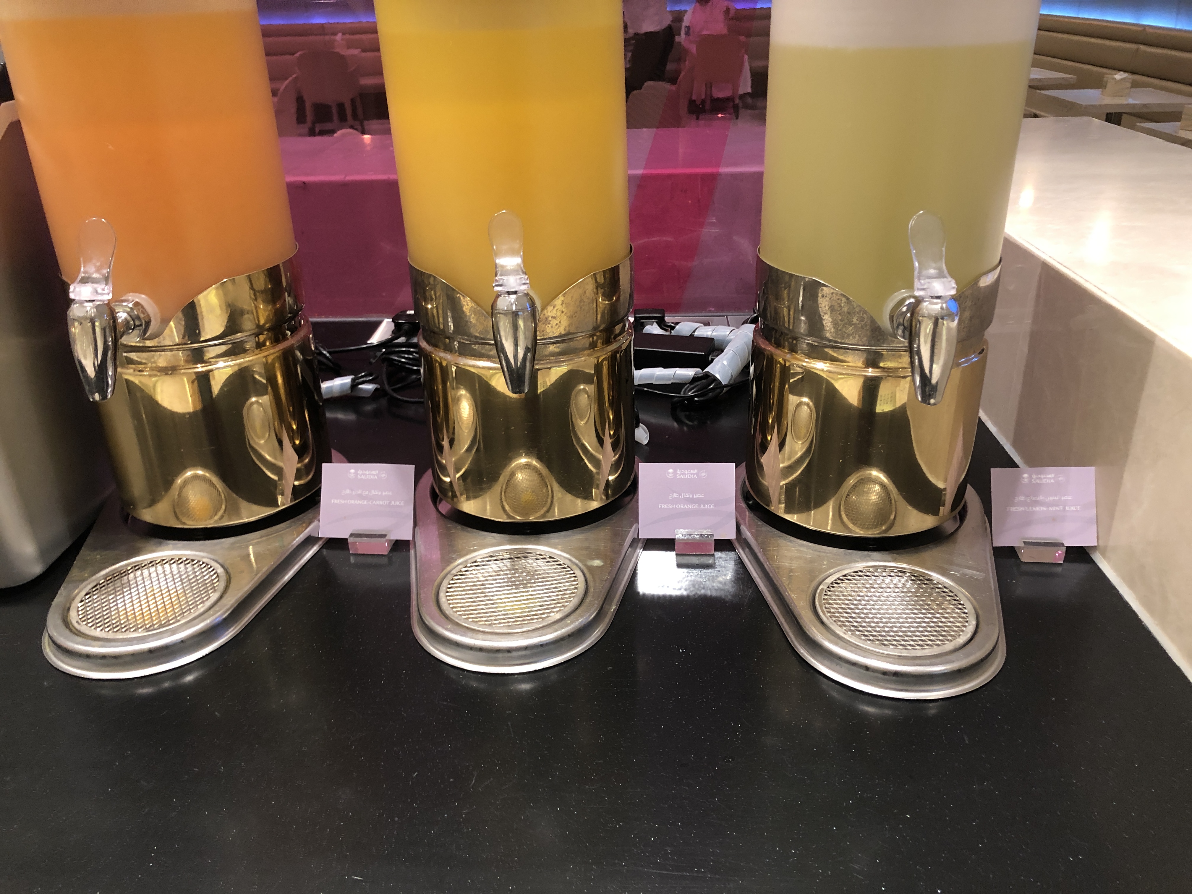 テーブルの上にある数種類のガラスのコップに入った飲み物