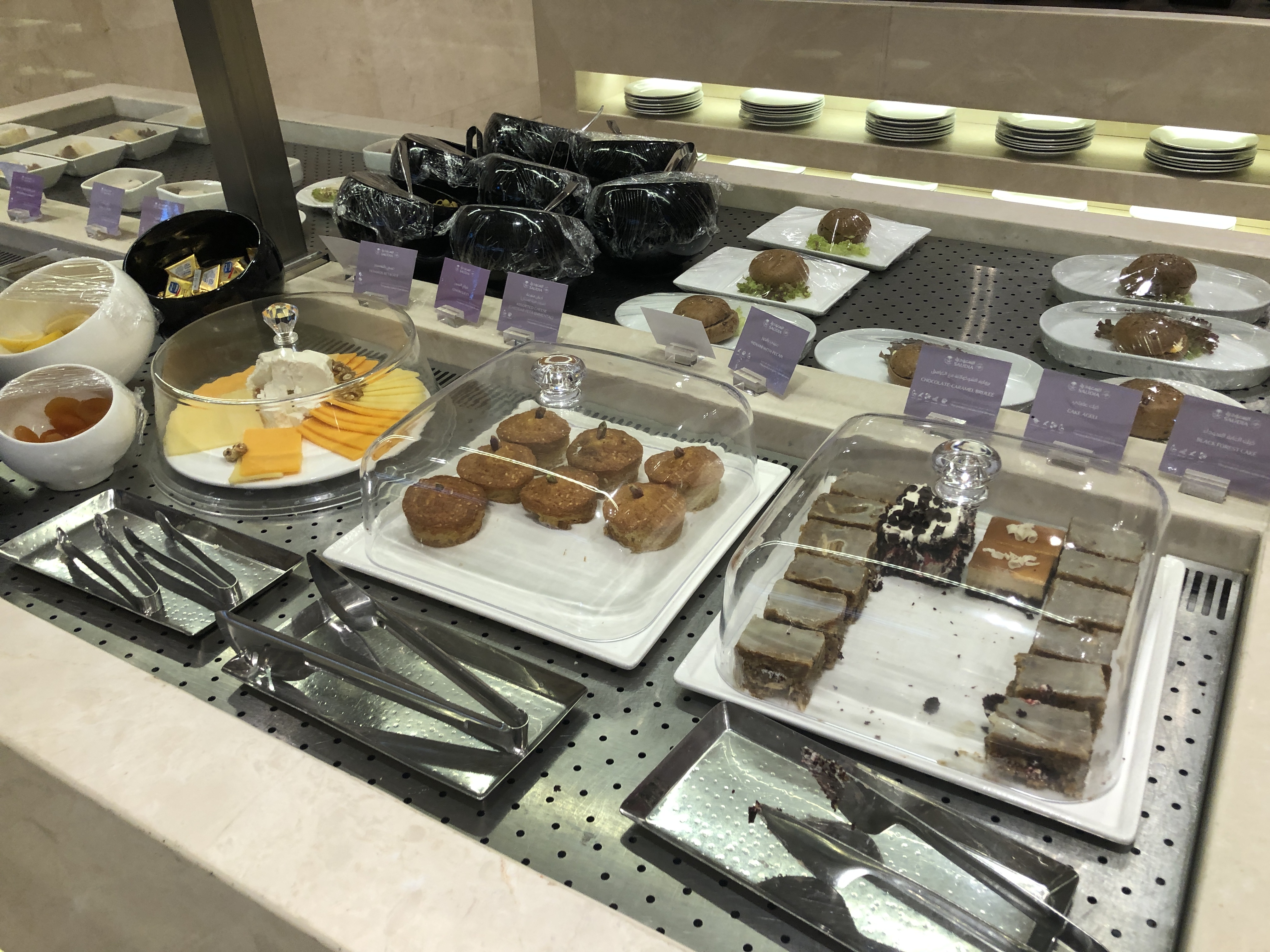 カウンターに置いている様々な種類のケーキ