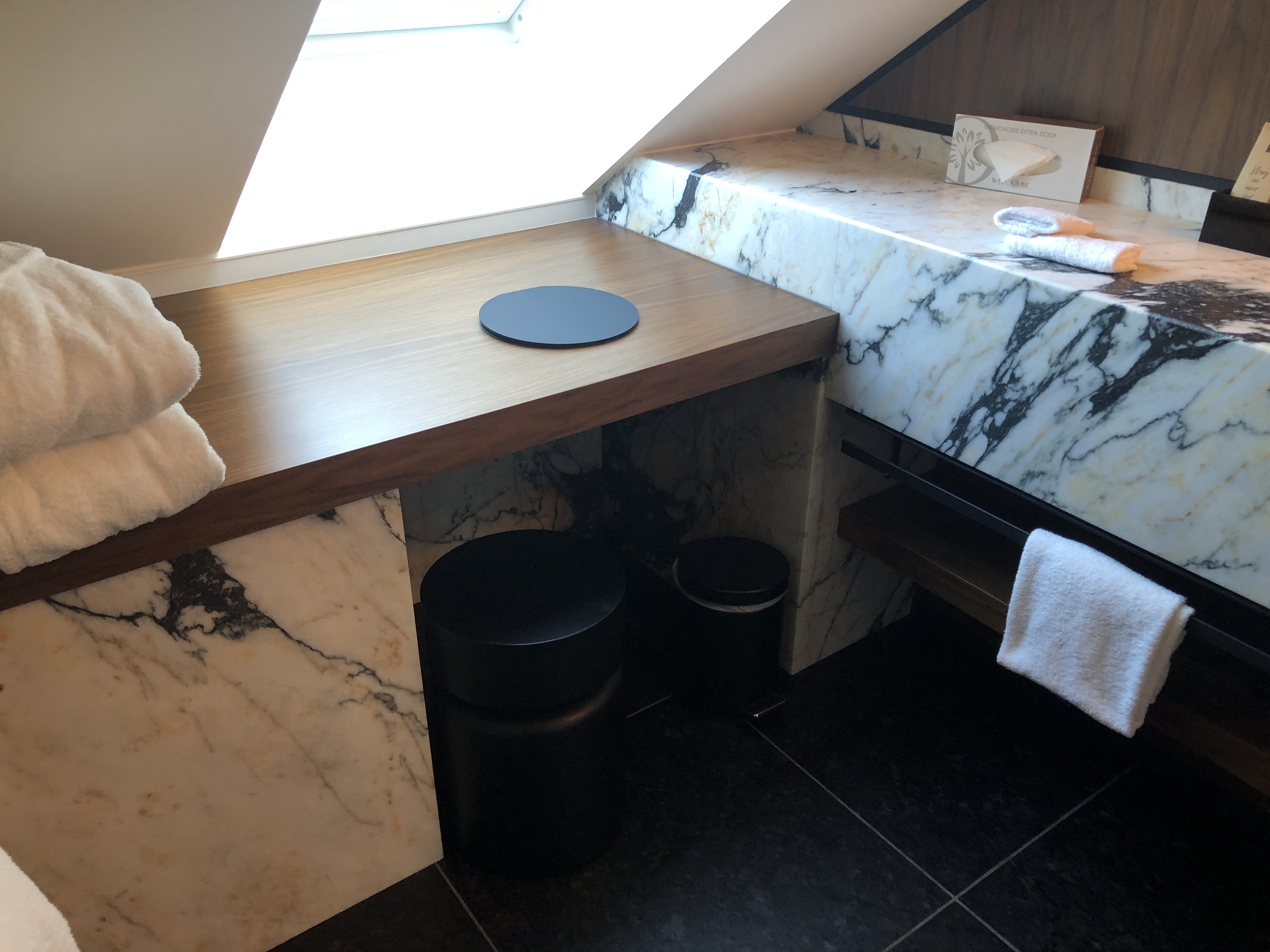 部屋の隅に置かれている