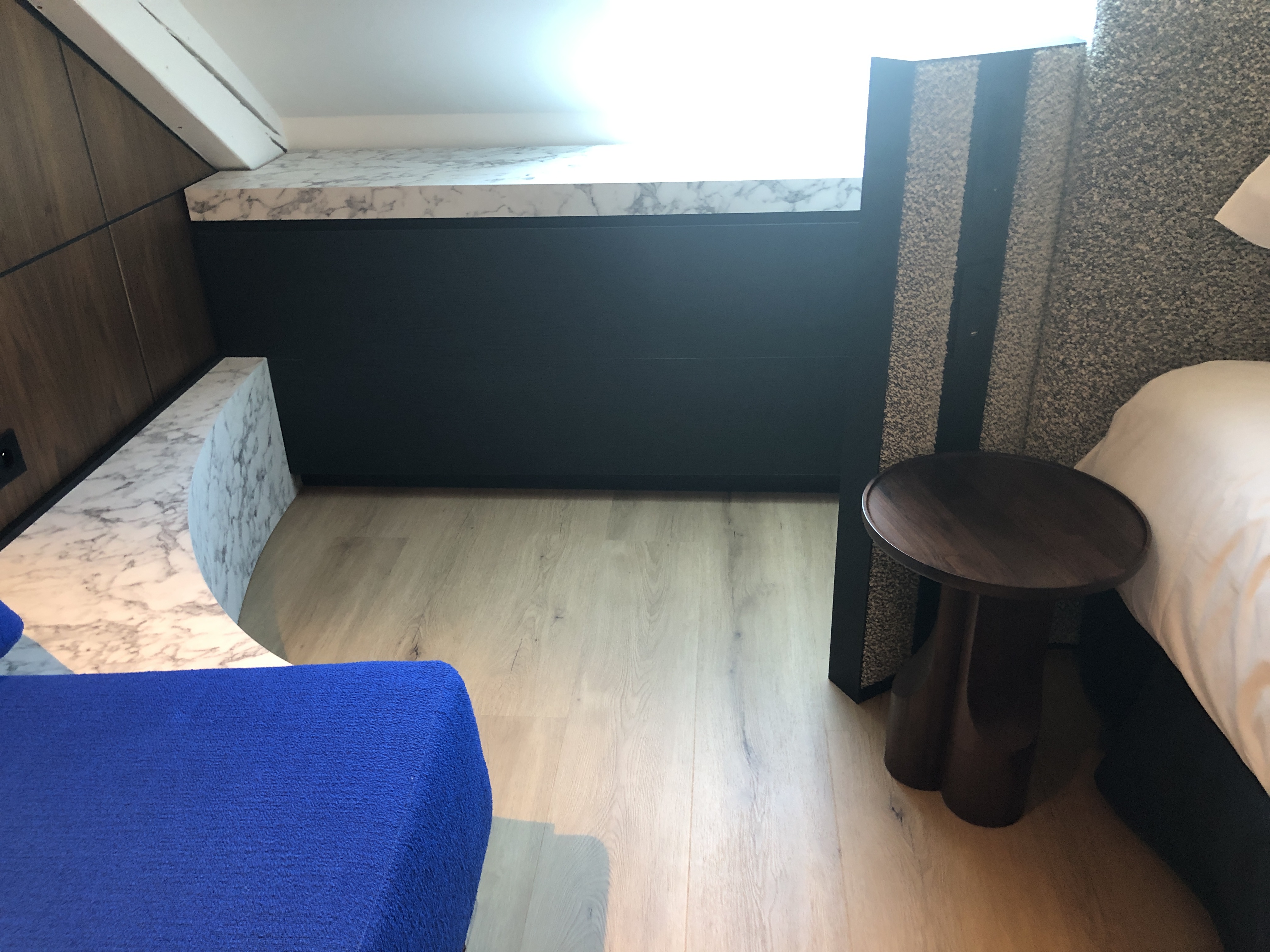 部屋の隅に置かれている