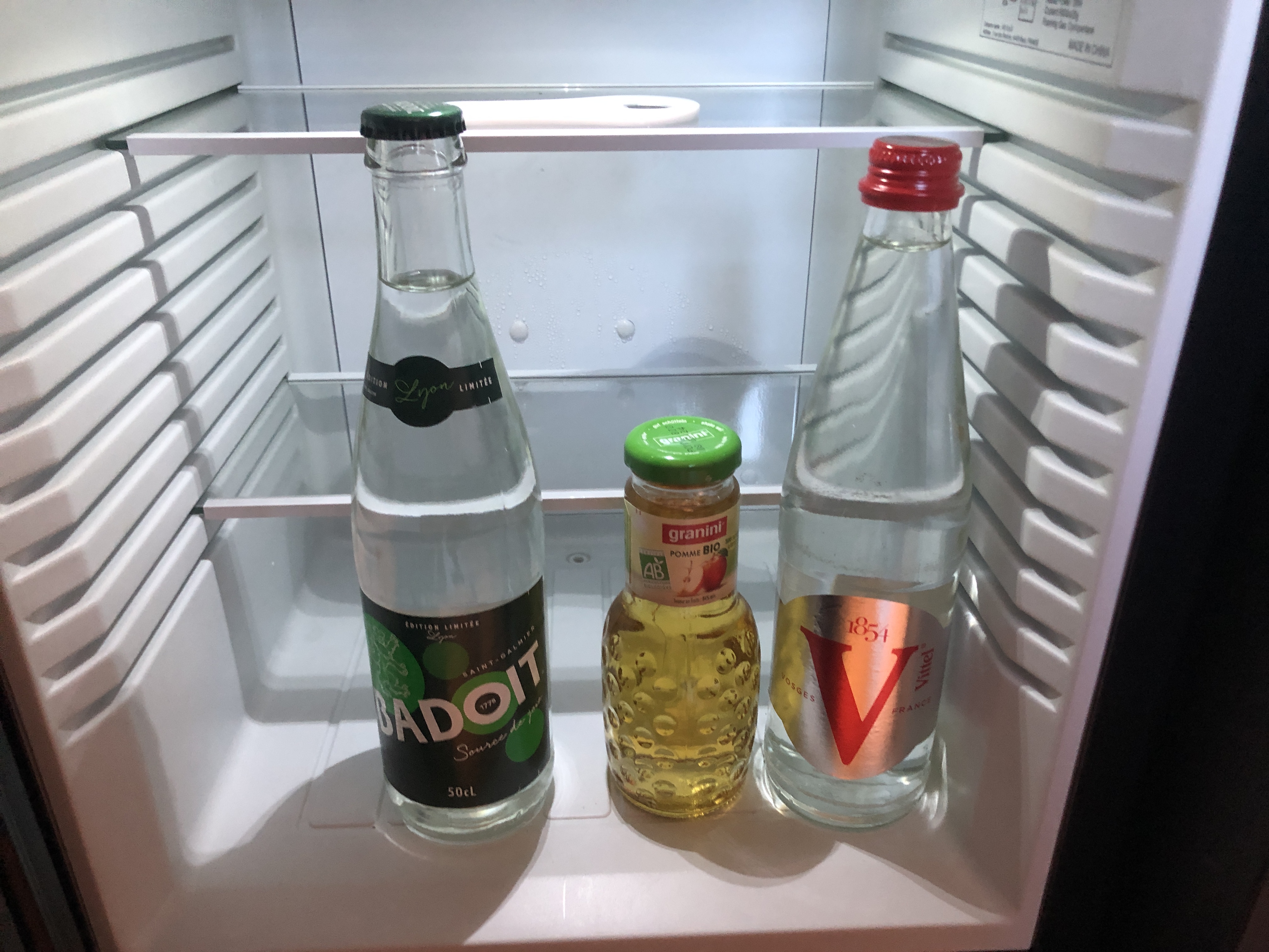 冷蔵庫の中に入っている瓶
