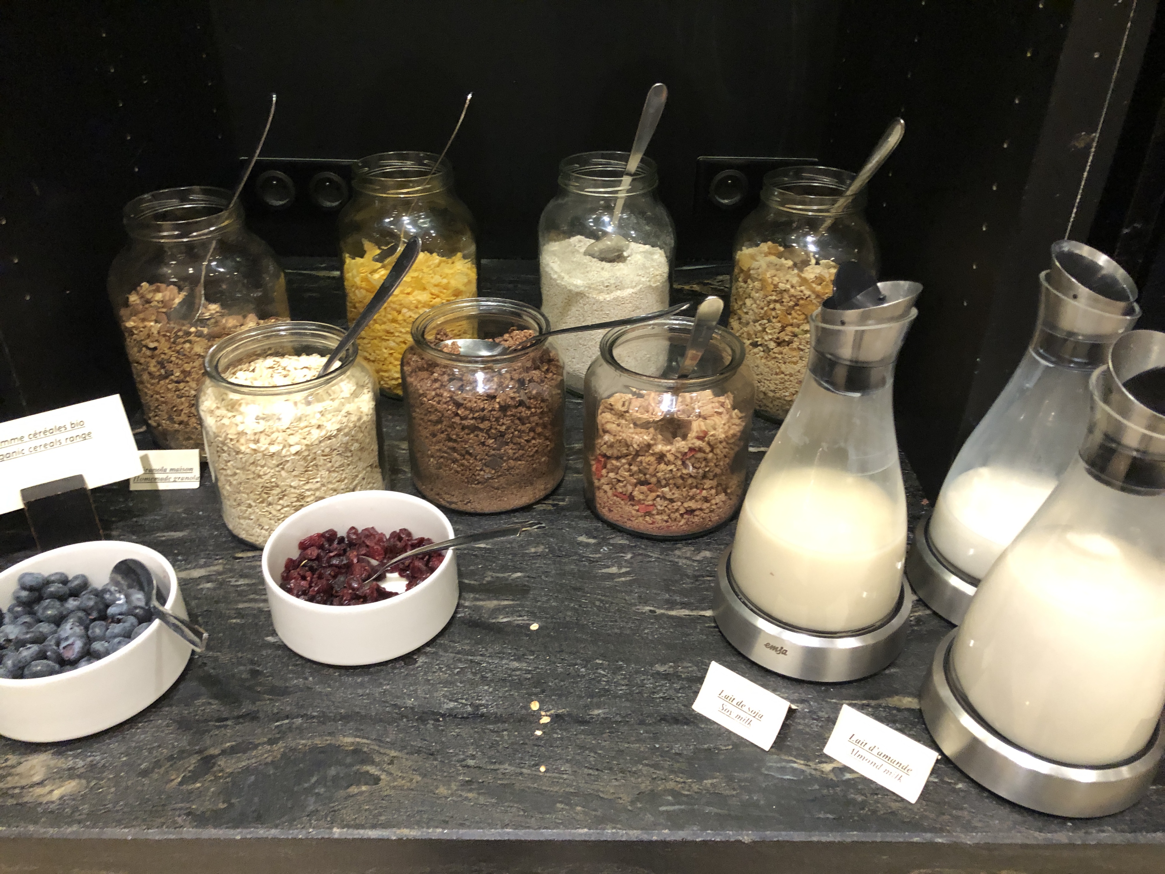 カウンターの上にある数種類の食べ物