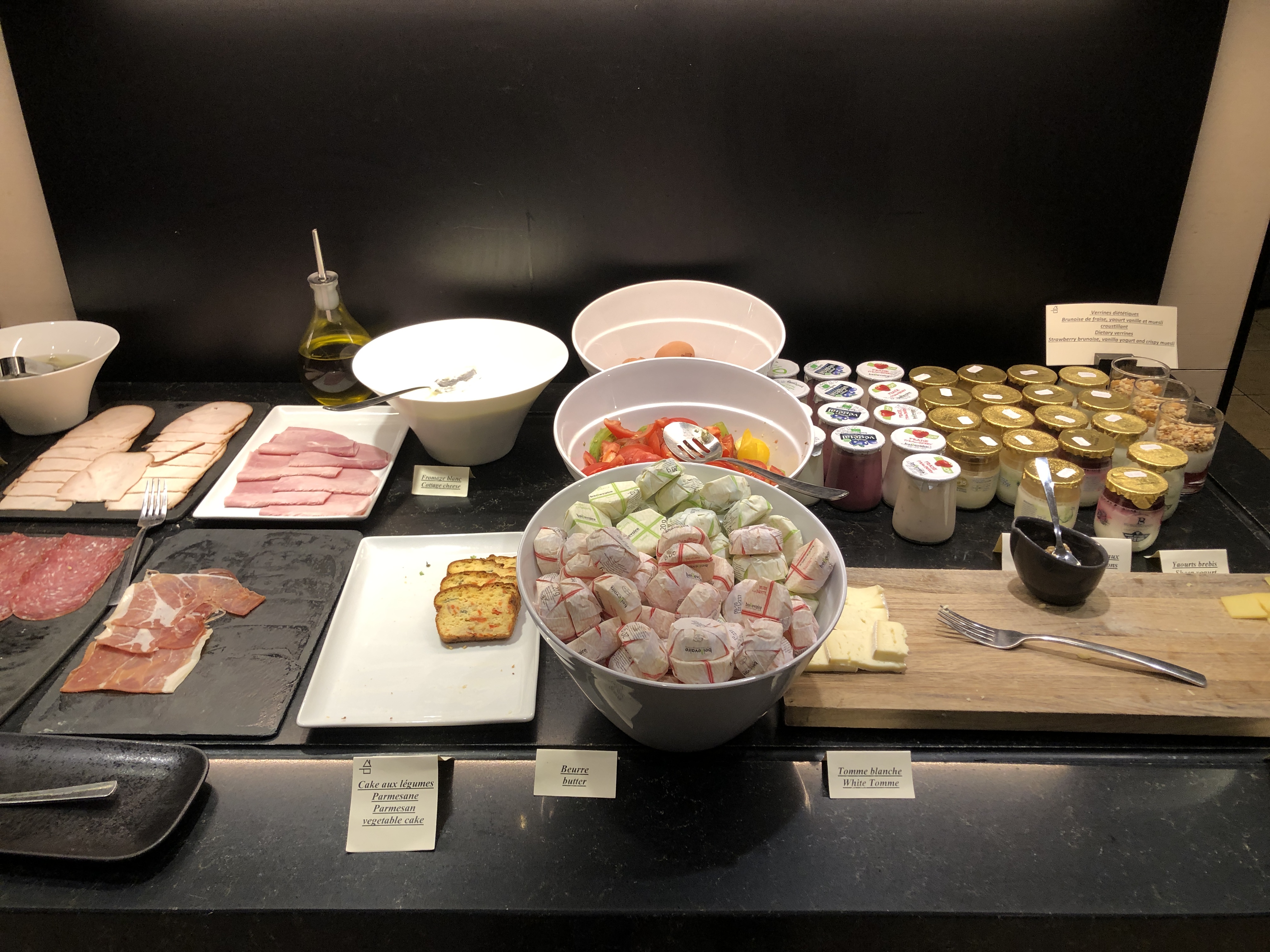 テーブルの上にある数種類の食べ物