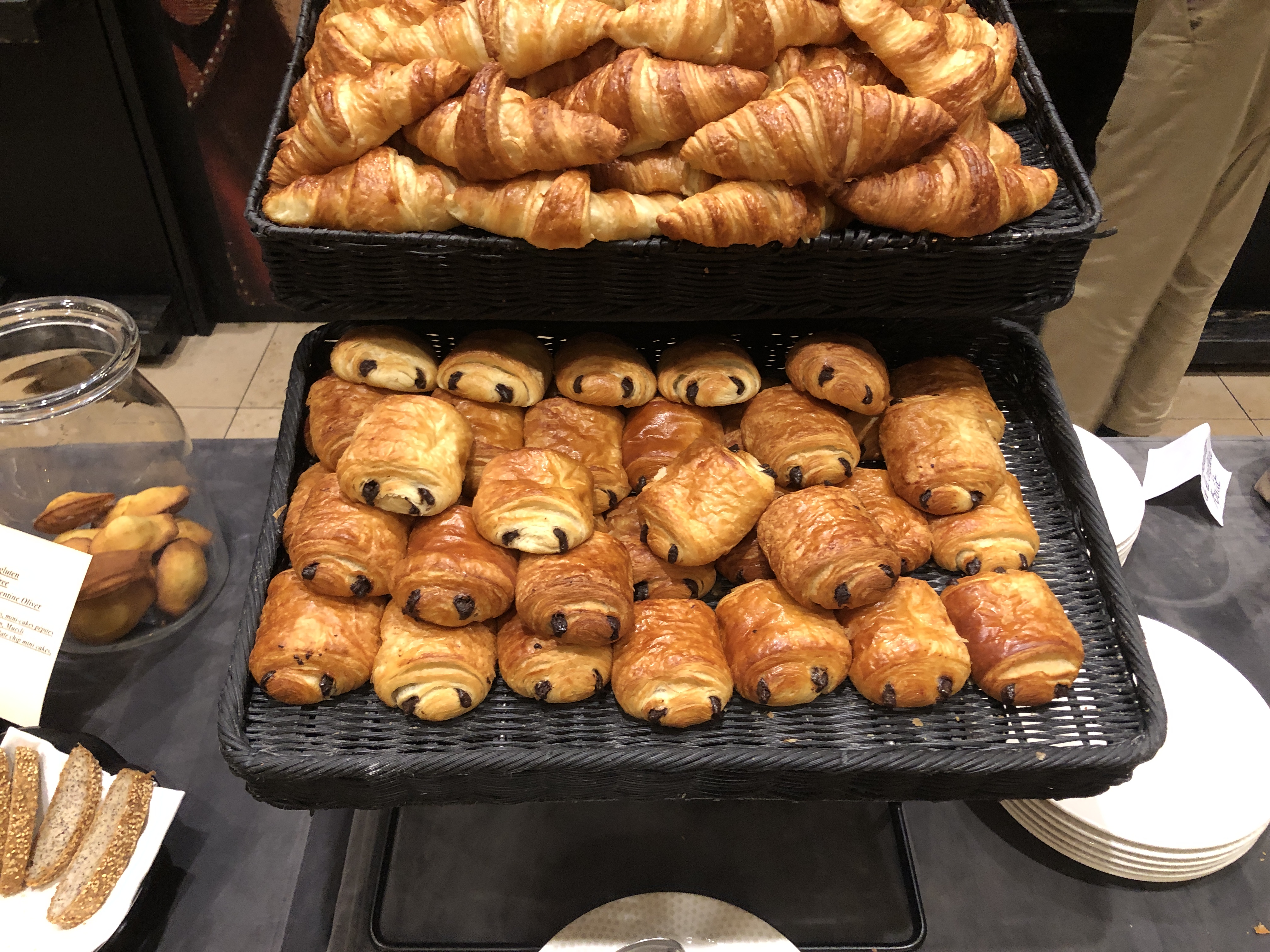 テーブルの上にあるいろんな食べ物