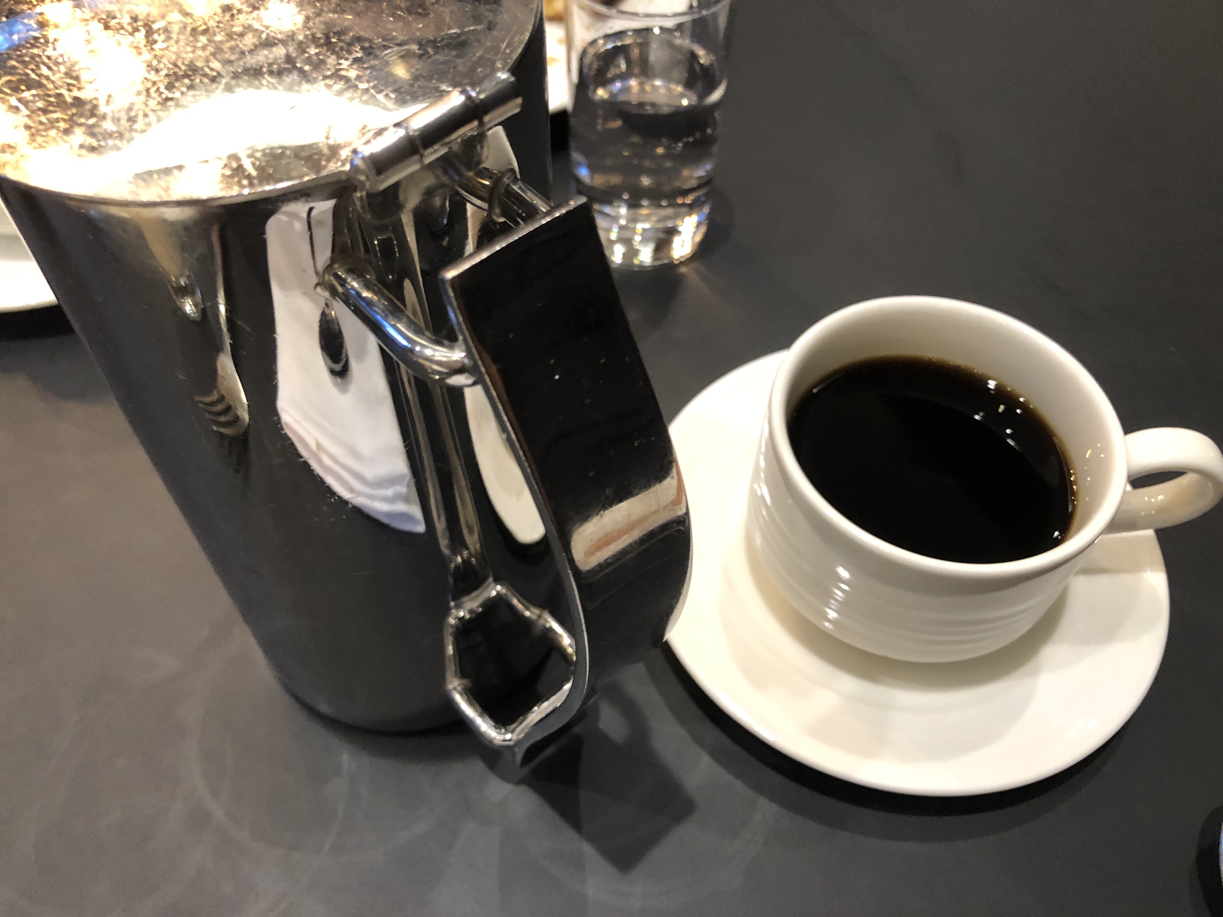 テーブルの上に置かれたコーヒーカップ