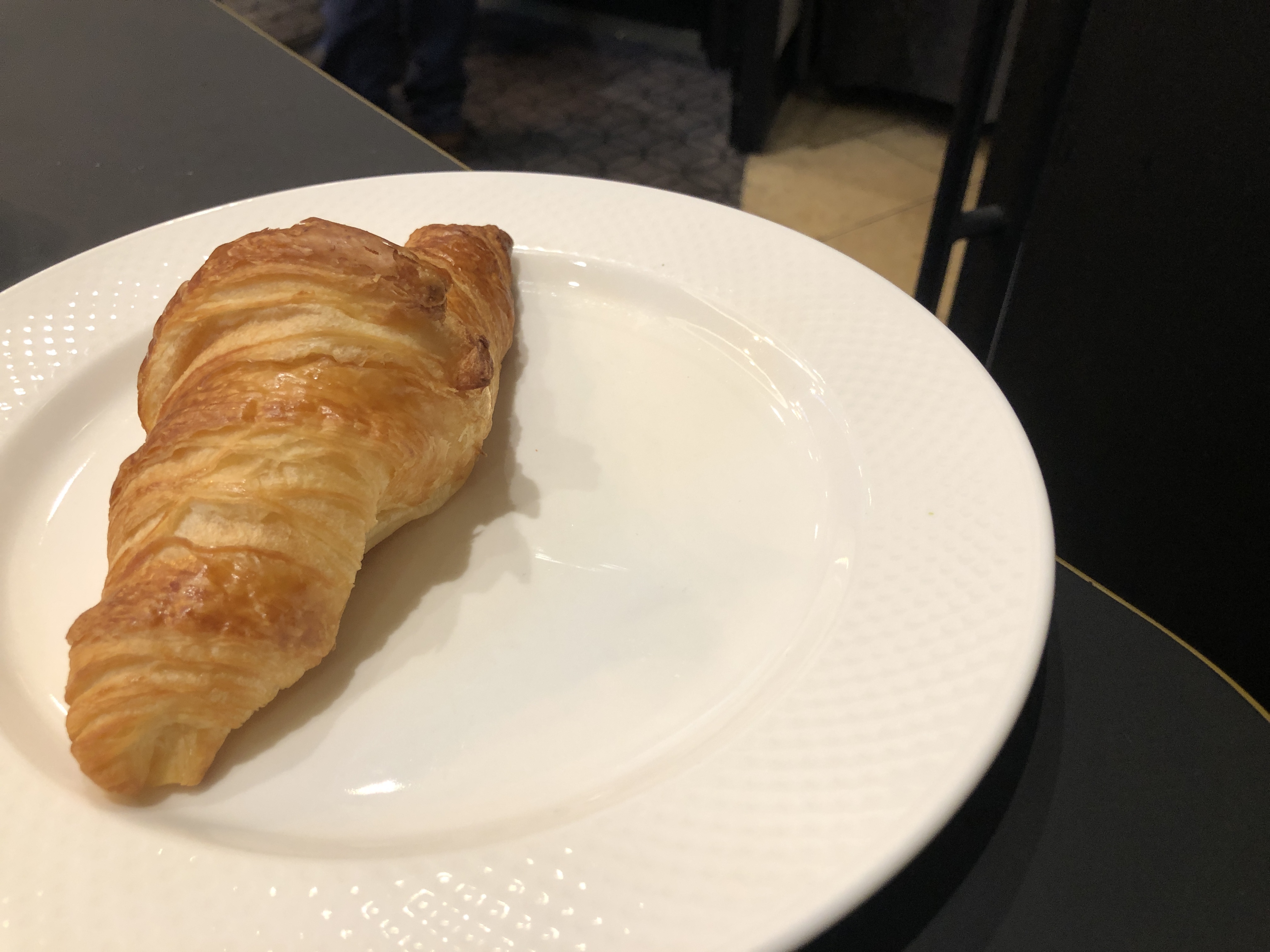 皿の上の食べかけのドーナツ