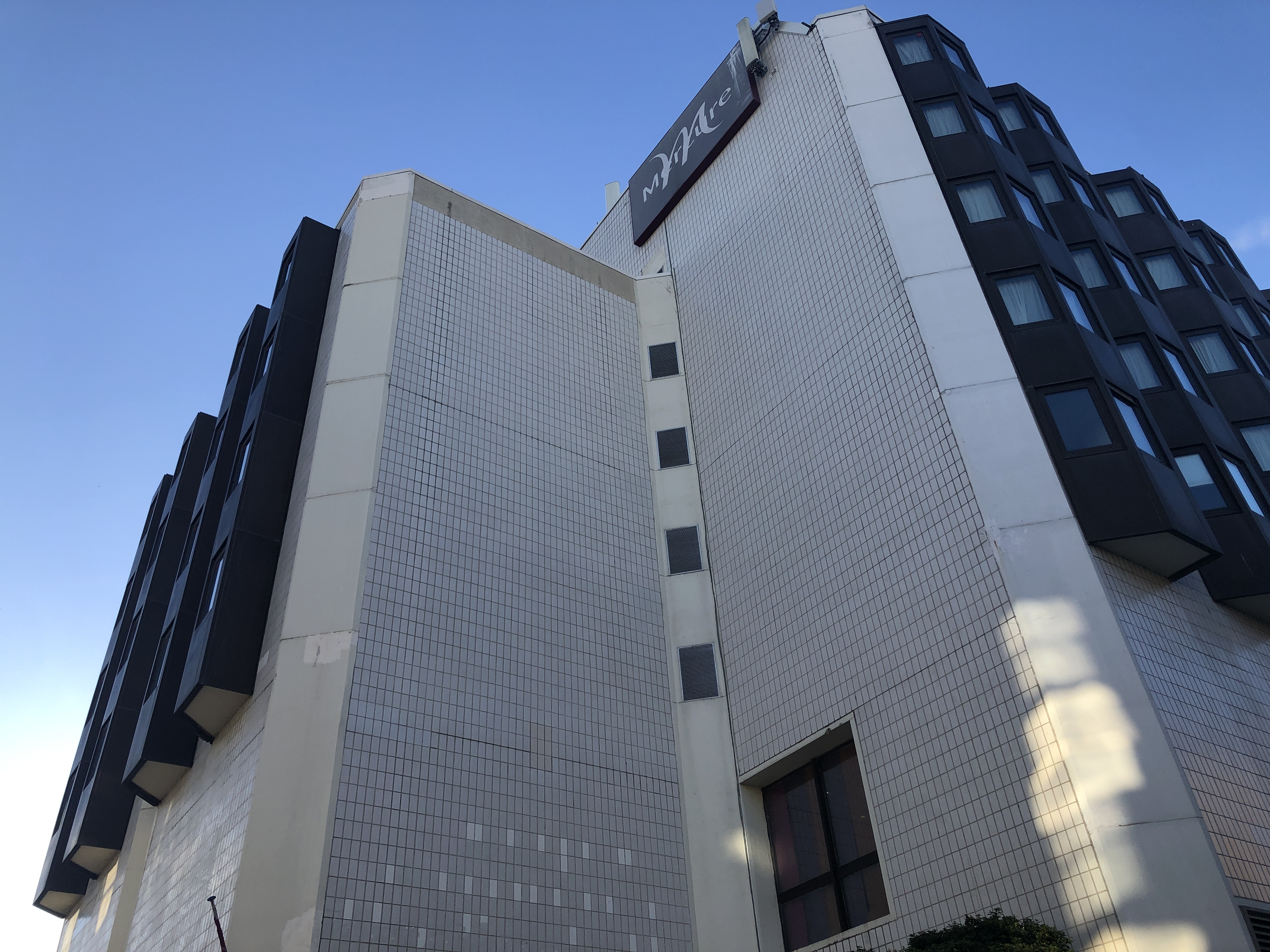 白い壁の建物
