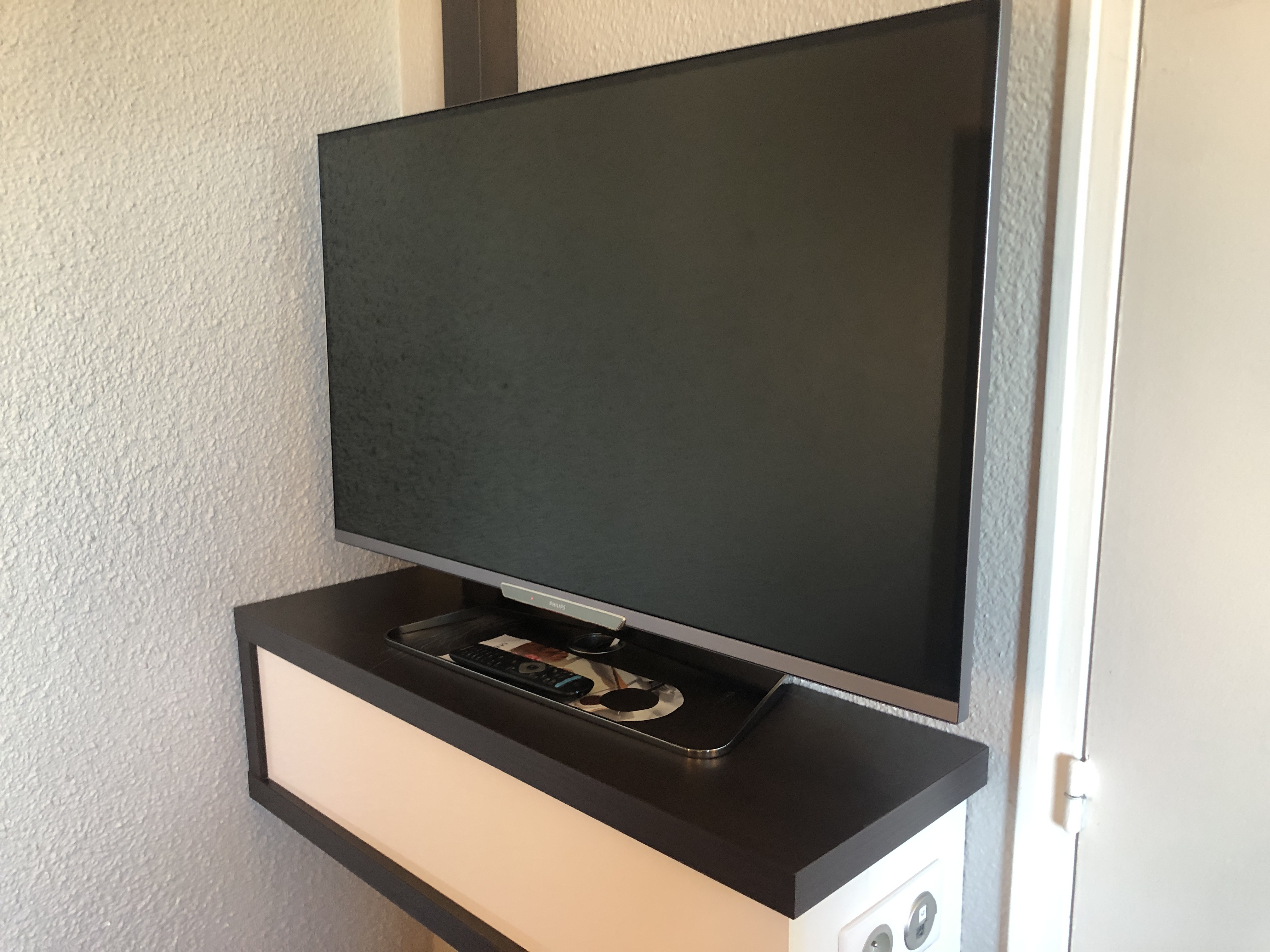 台の上に置かれたテレビ