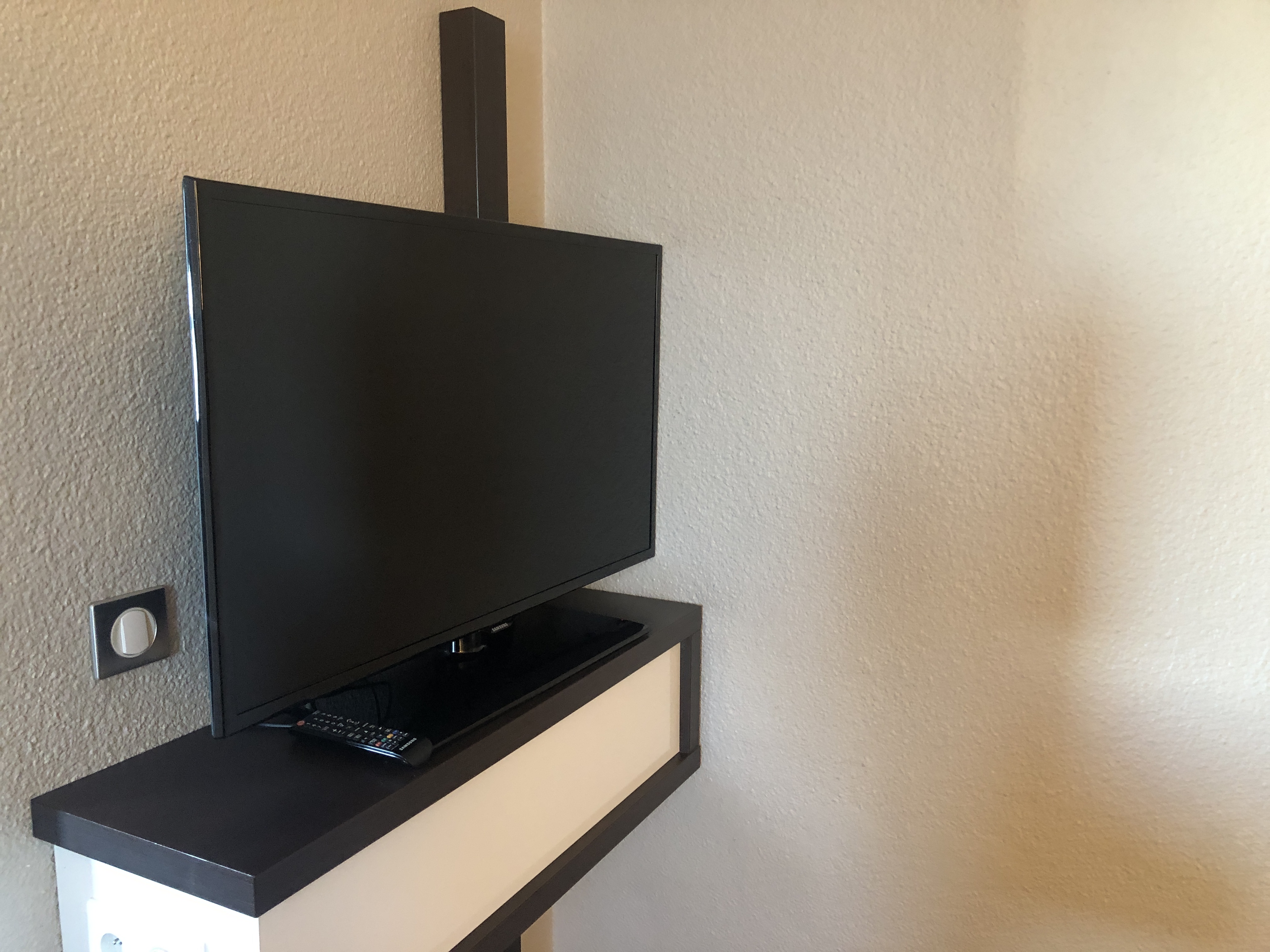台の上に置かれたテレビ