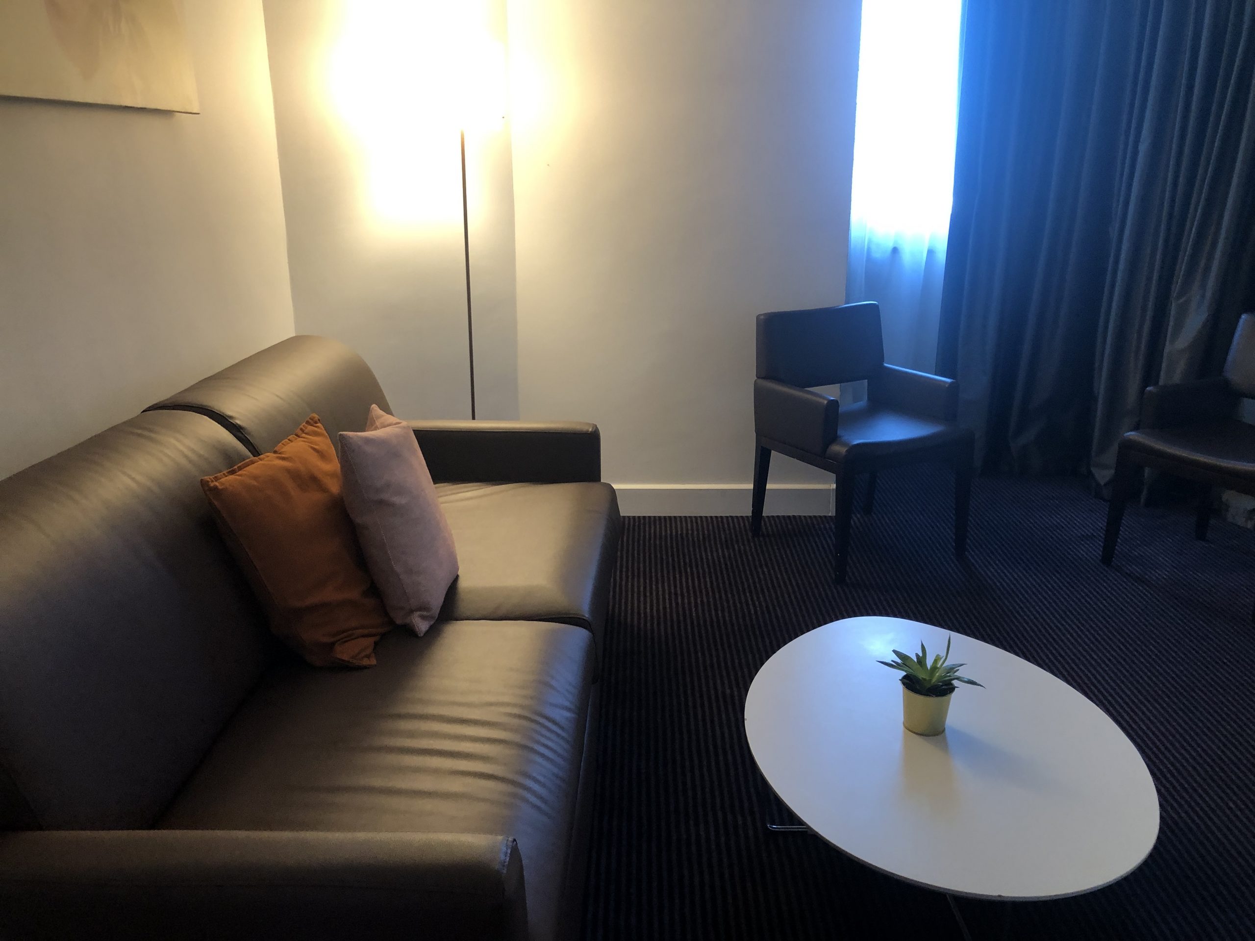 Hotel Review : メルキュール ランス サントル カテドラル スイートルーム (Mercure Reims Centre Cathédrale Hotel Suite Room)