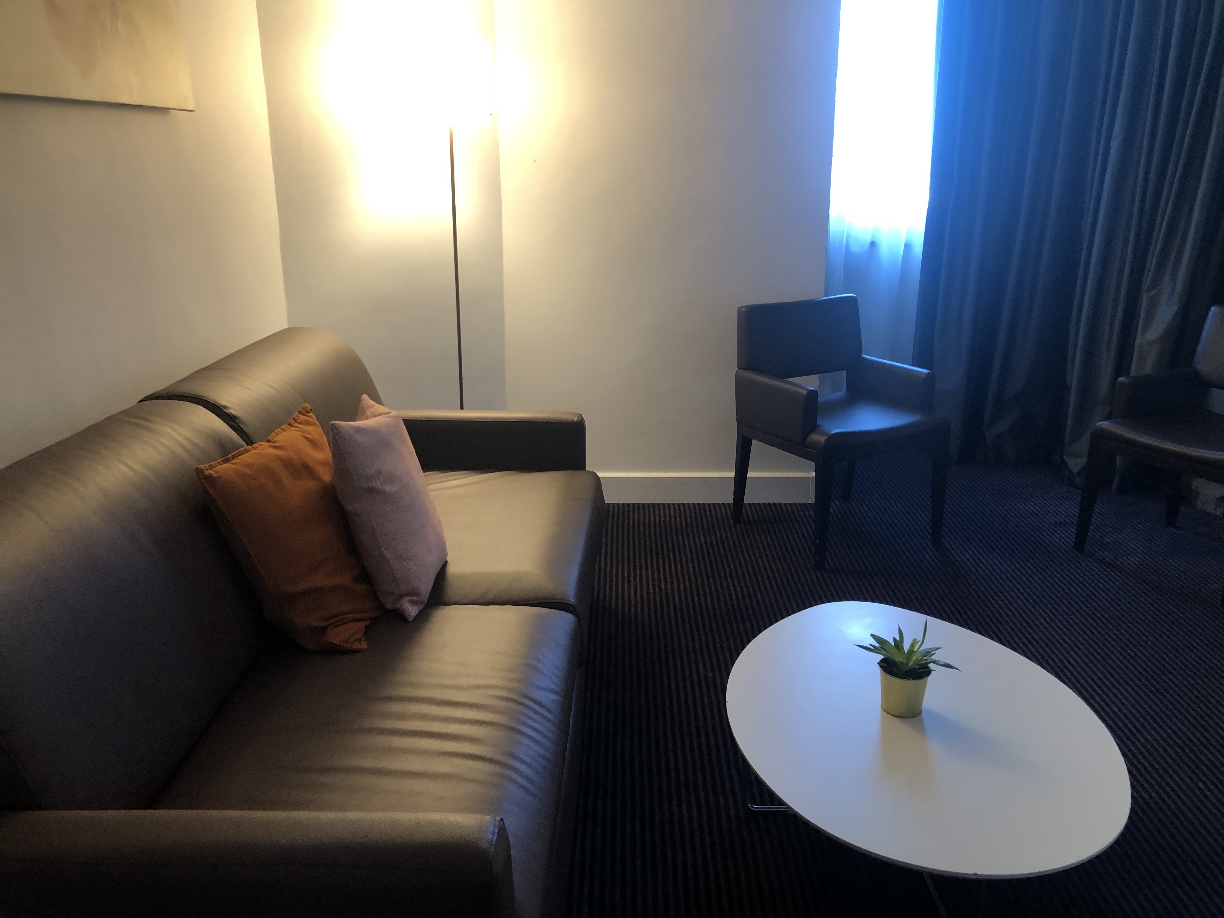 部屋に備え付けているソファとテーブル