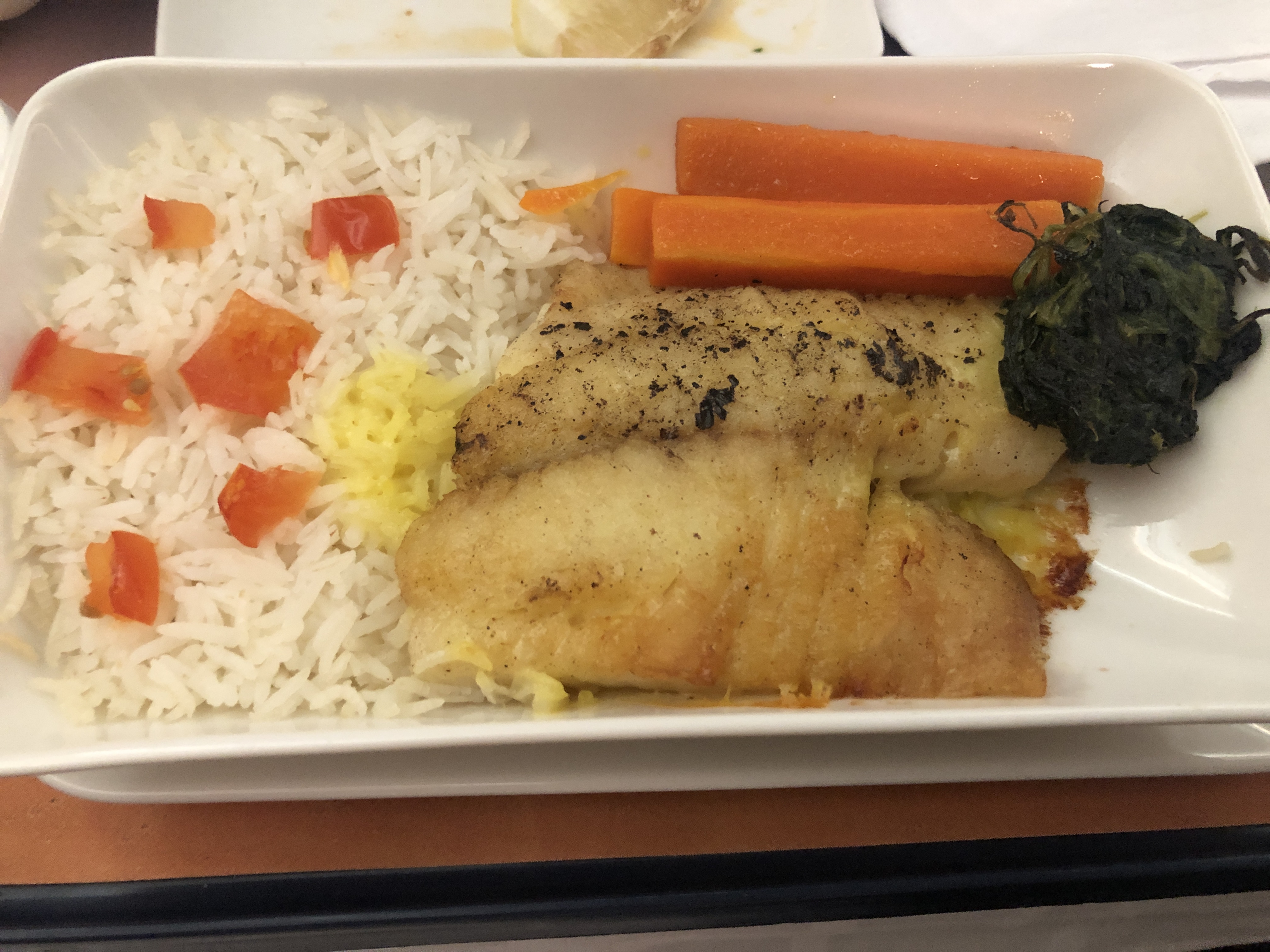 トレイの上の肉と野菜の料理