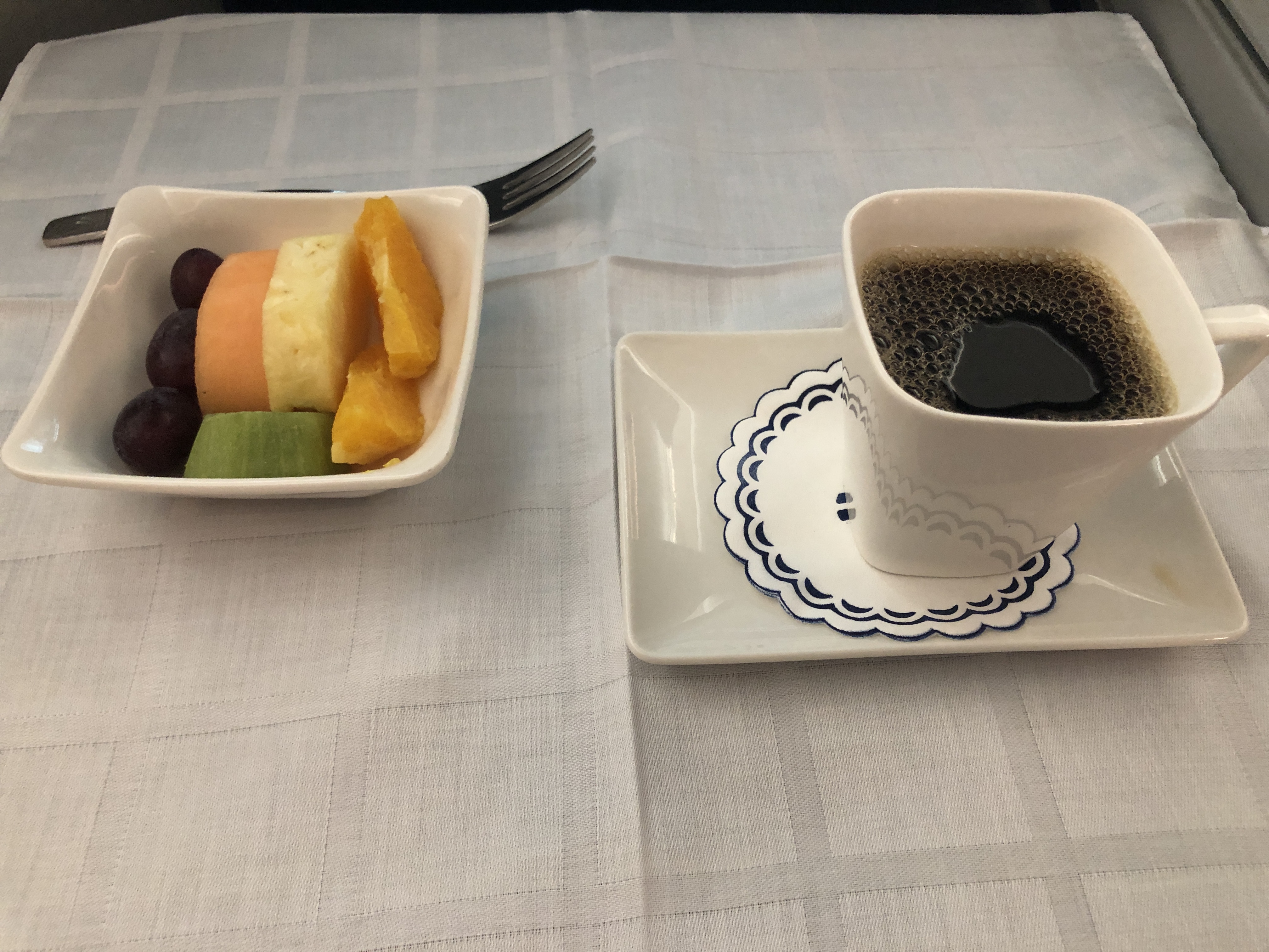 皿の上の食べ物と飲み物