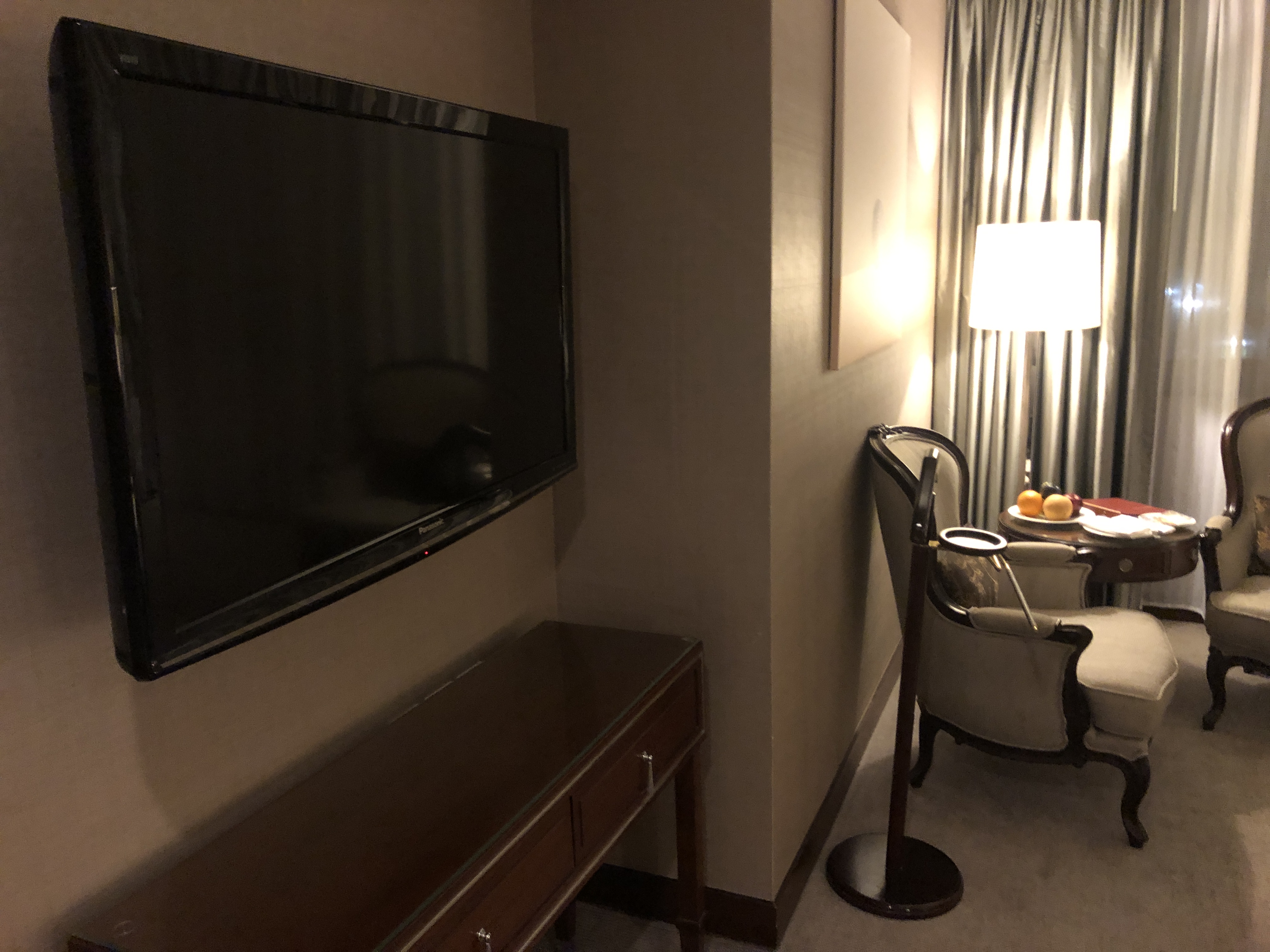 部屋の隅に置かれた椅子