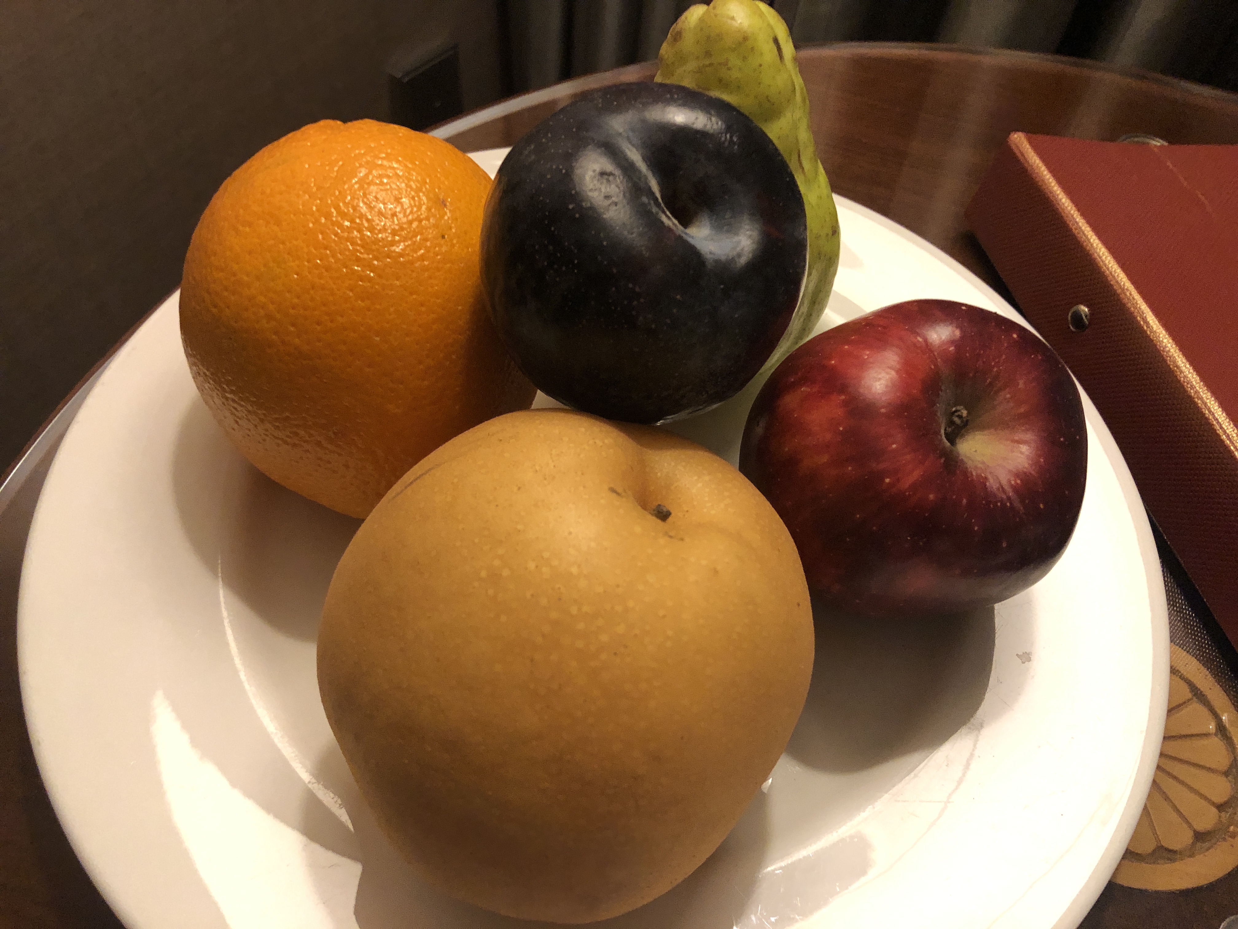 皿の上にあるリンゴ